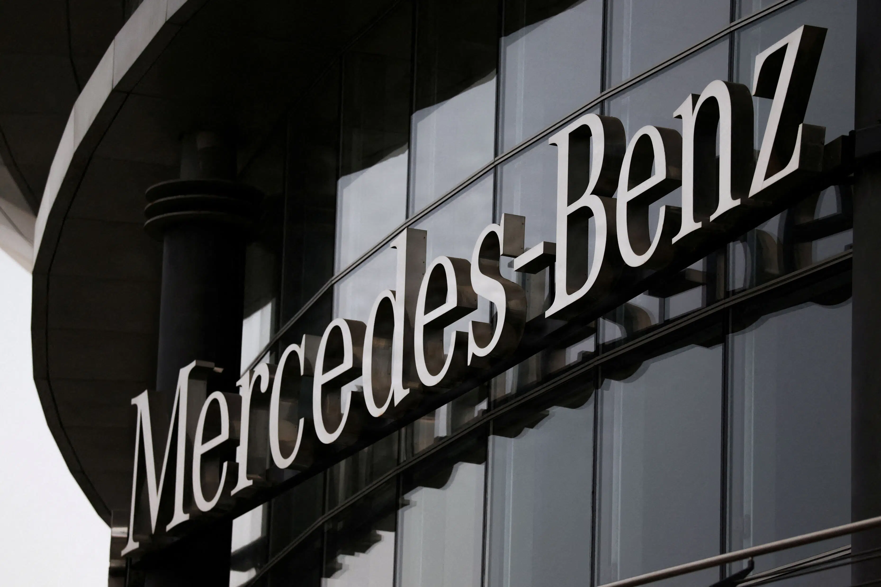 Mercedes-Benz nedjusterer på grund af kinesisk konkurrence