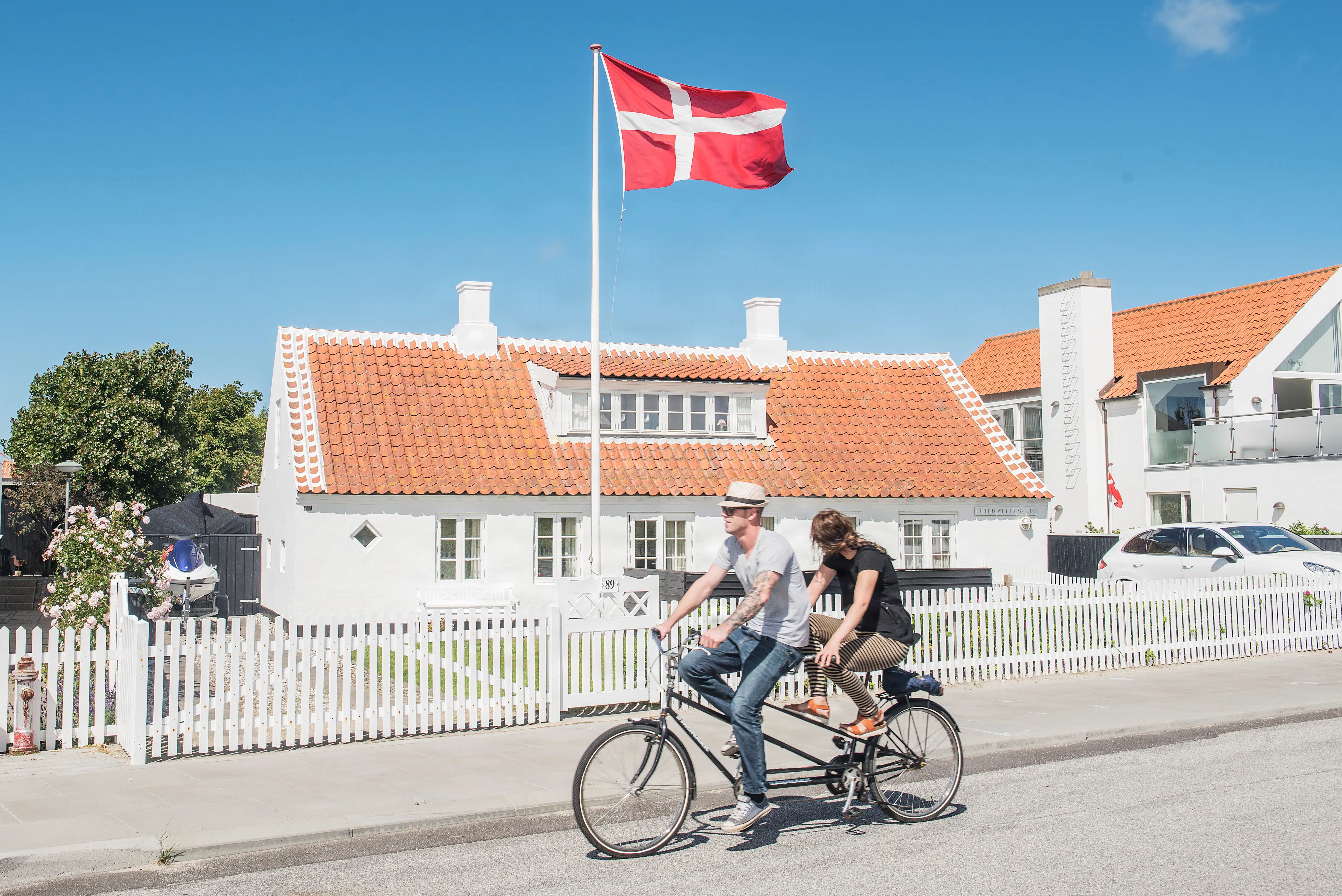 En fæl lugt hærger de riges ferieparadis: »En blanding af kloak og rådne æg«