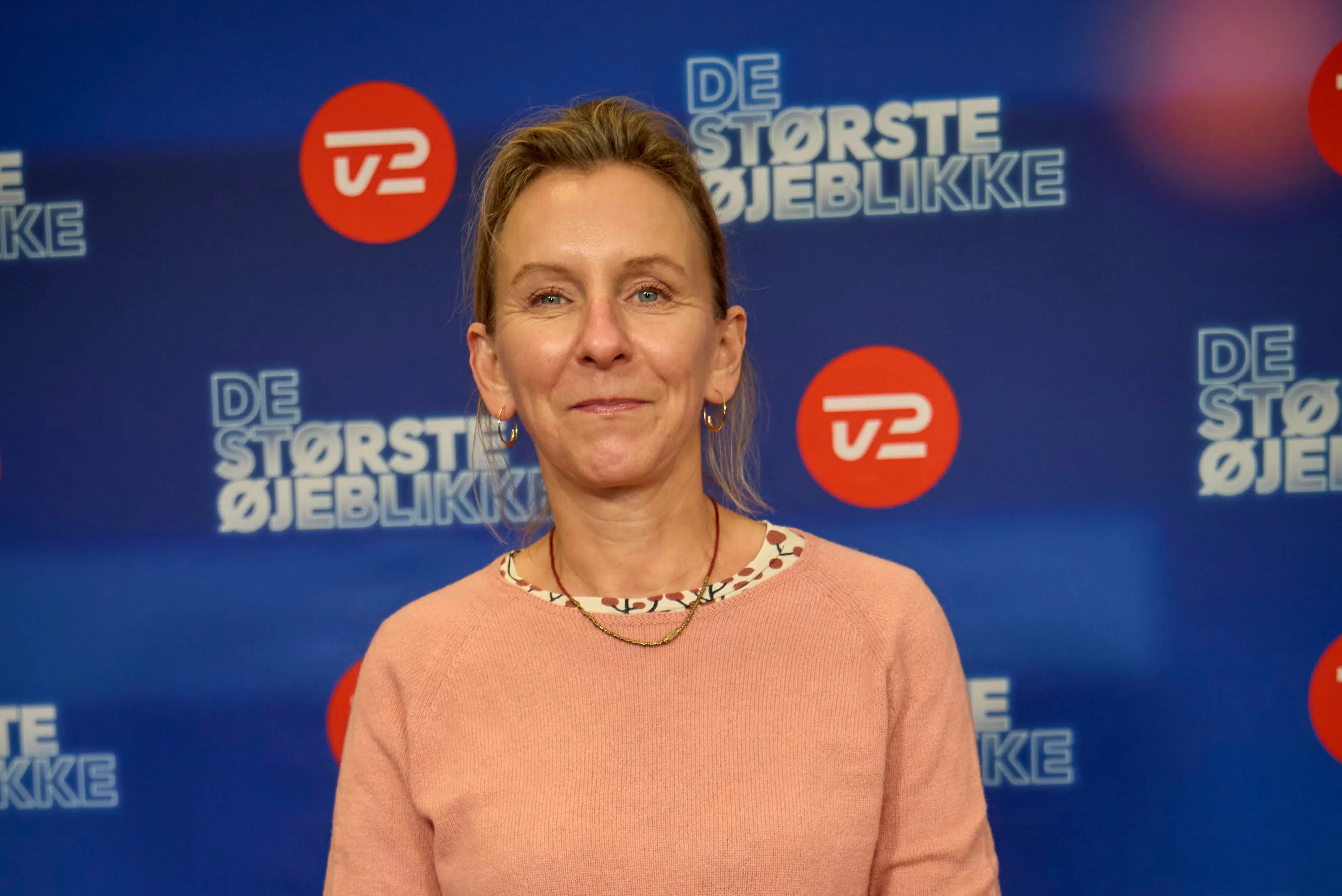 Kritikken hagler ned over kendt TV 2-kommentator: Skal arbejde for USAs regering i Danmark