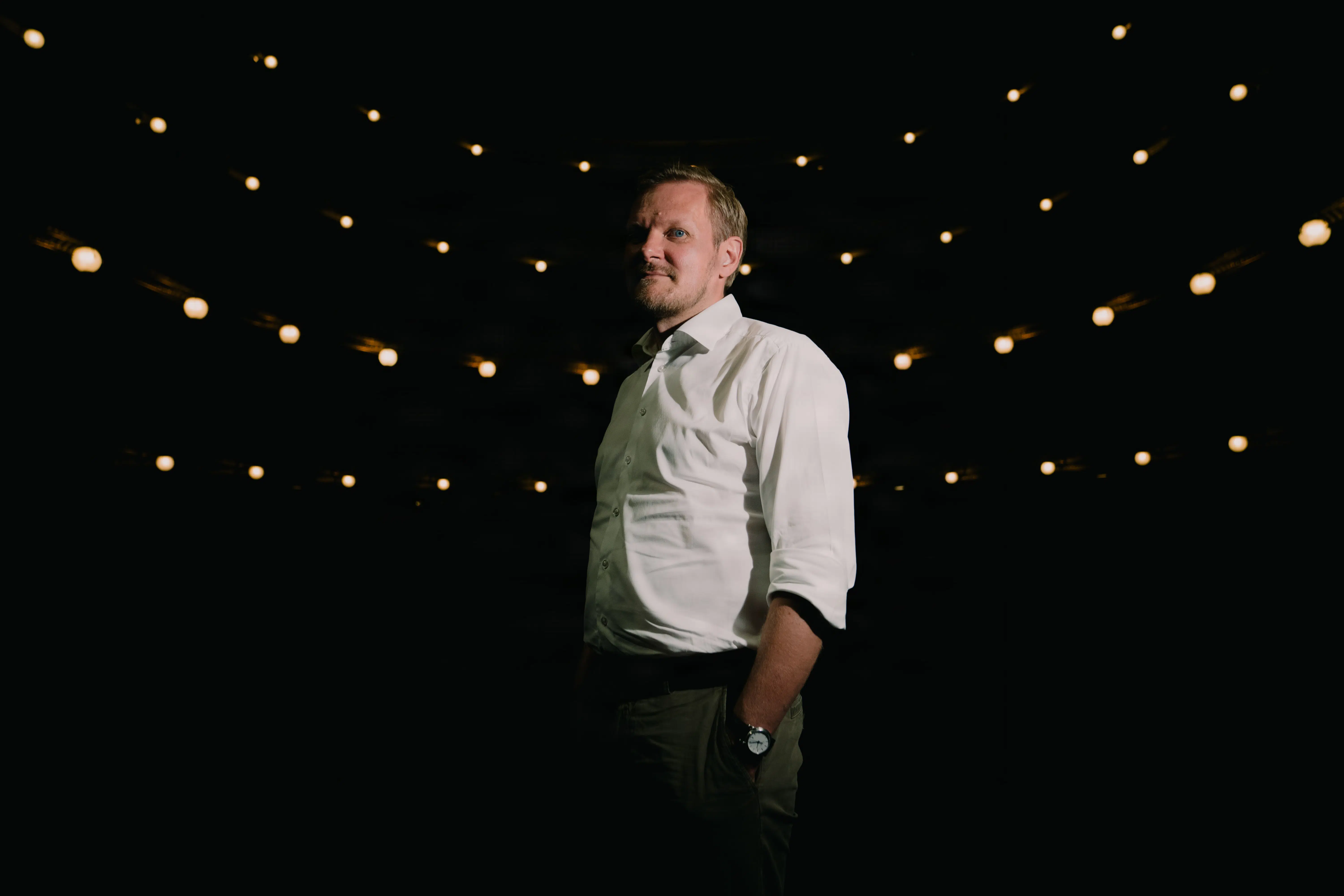 Én bestemt handling forener Kasper Holten med følelsen af at høre til: Man ophæver tanken om, at man er sig selv nærmest