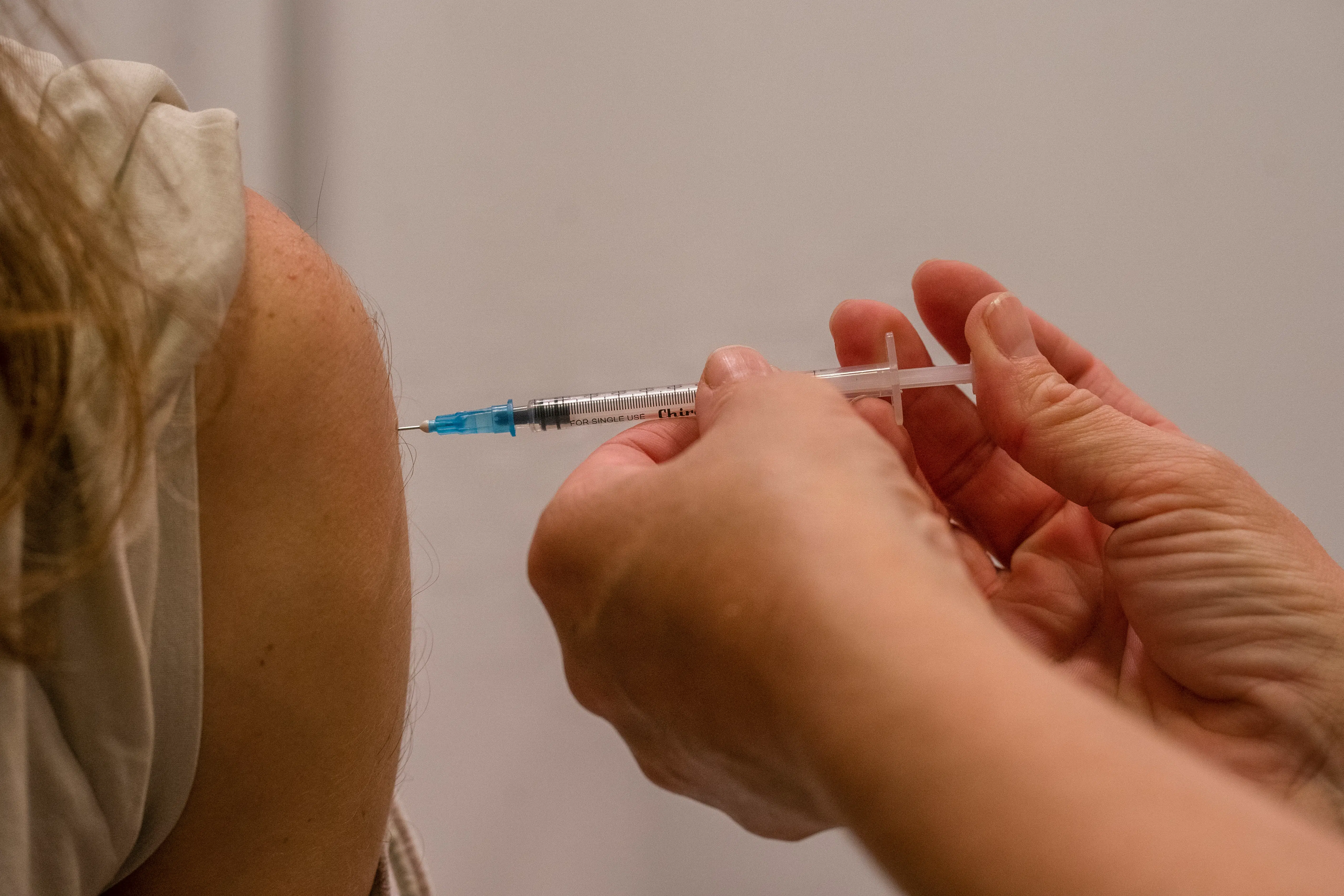 Børn har betalt en høj pris, men omstridte vacciner har også reddet liv blandt ældre, fremhæver læger