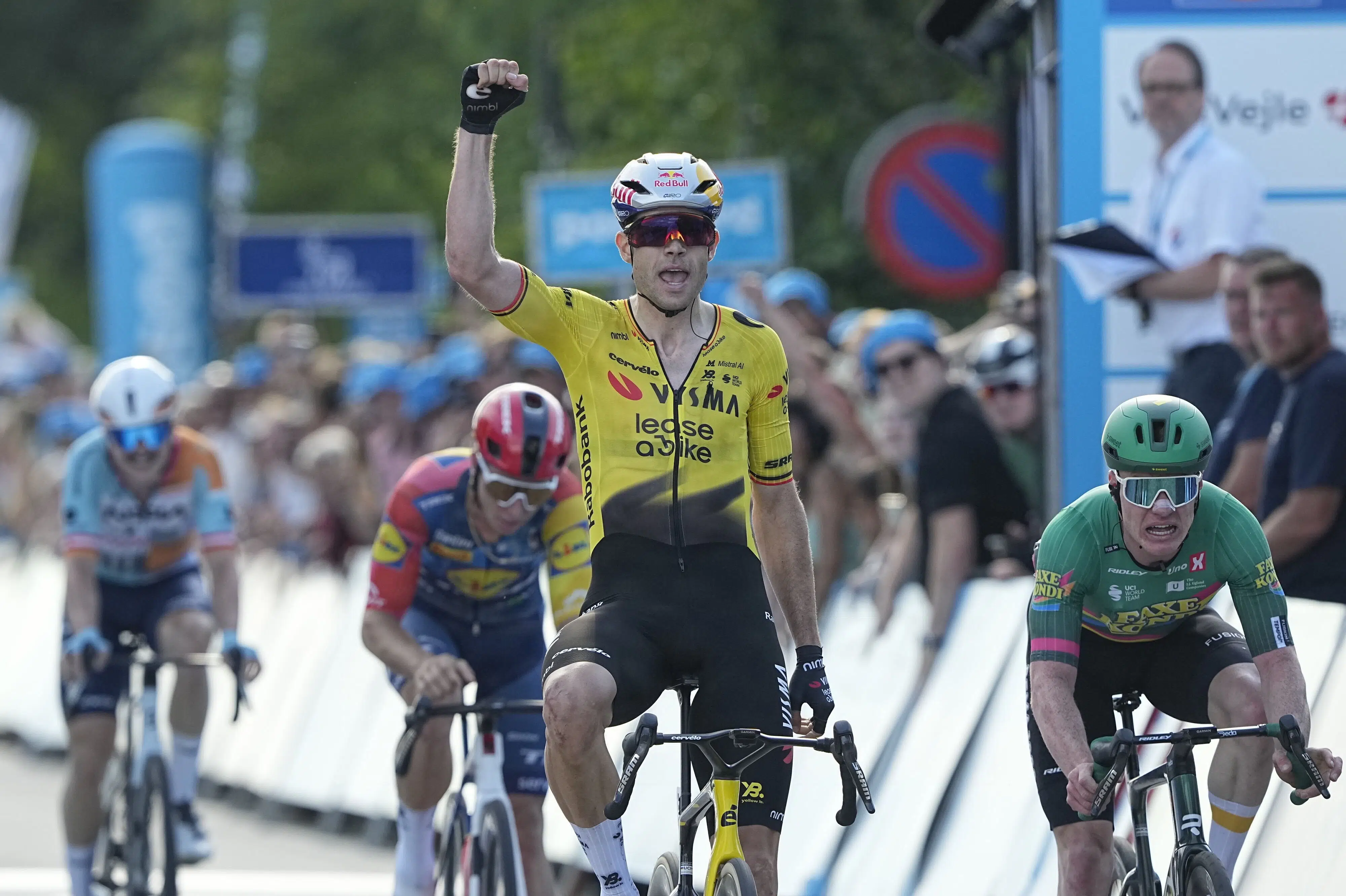 Van Aert vinder åbningsetape af Danmark Rundt præget af styrt