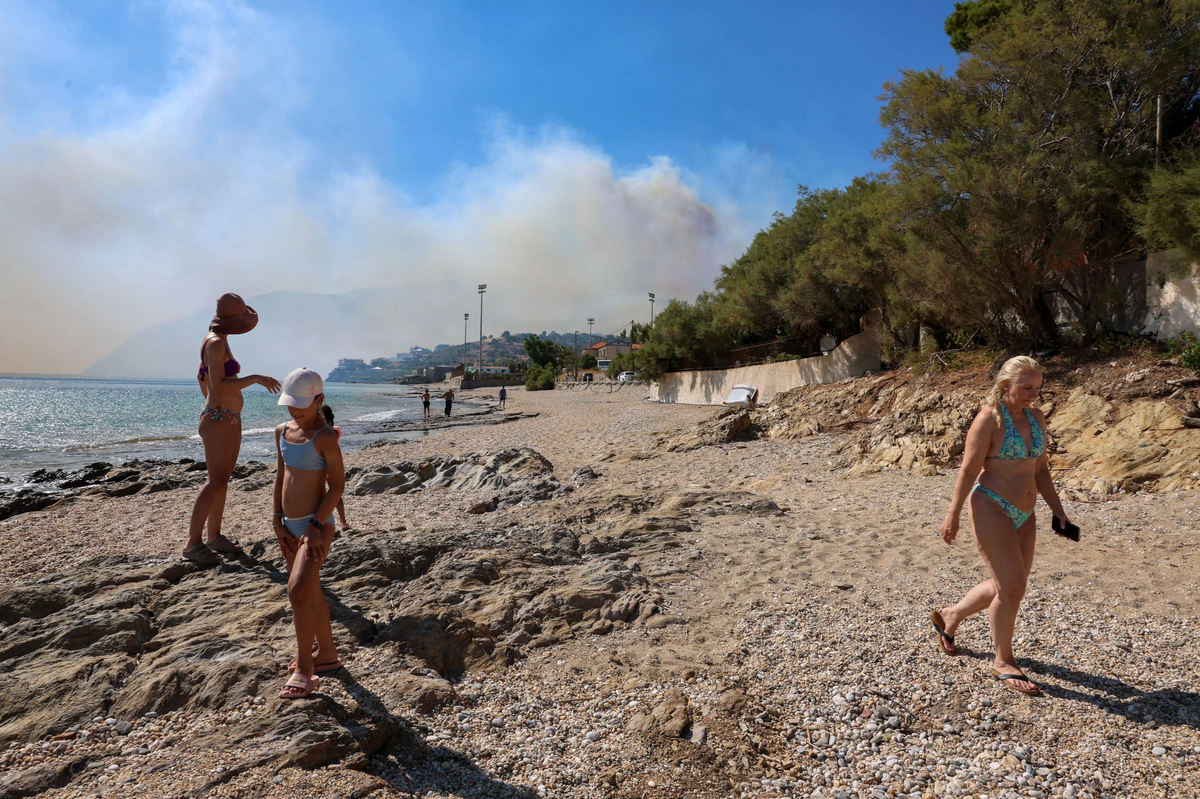 To brandfolk er døde i forsøget på at slukke skovbrand på Kreta