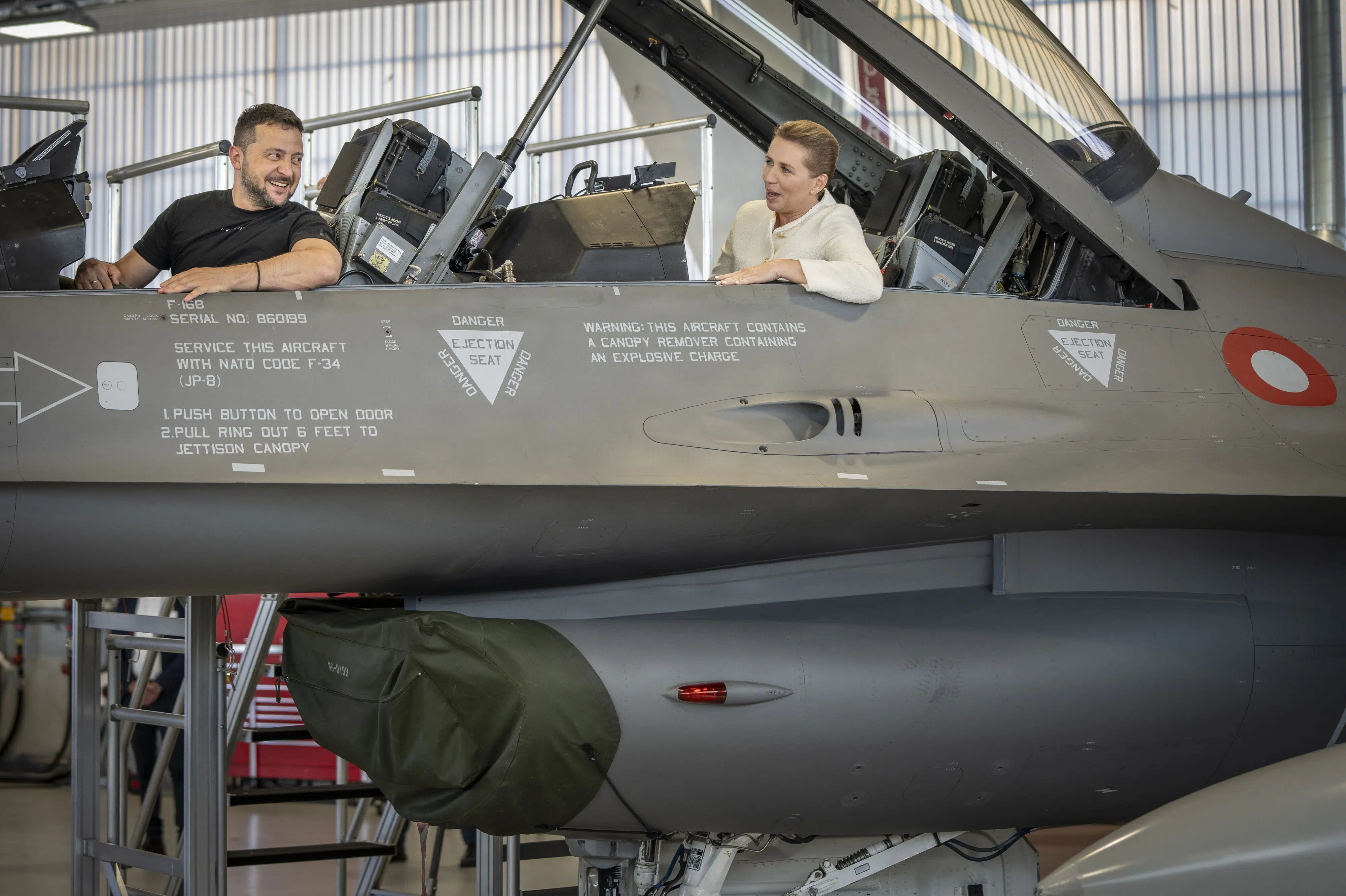 Ukrainsk pilot katapulterede fra F-16-fly ved nedstyrtning