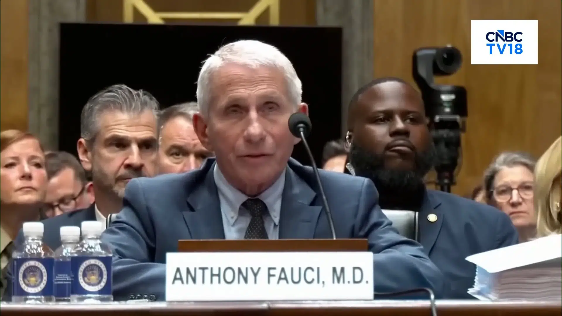 Under den ophedede høring nægtede Anthony Fauci igen og igen at svare – og så blev han pludselig spurgt til farven på sit slips