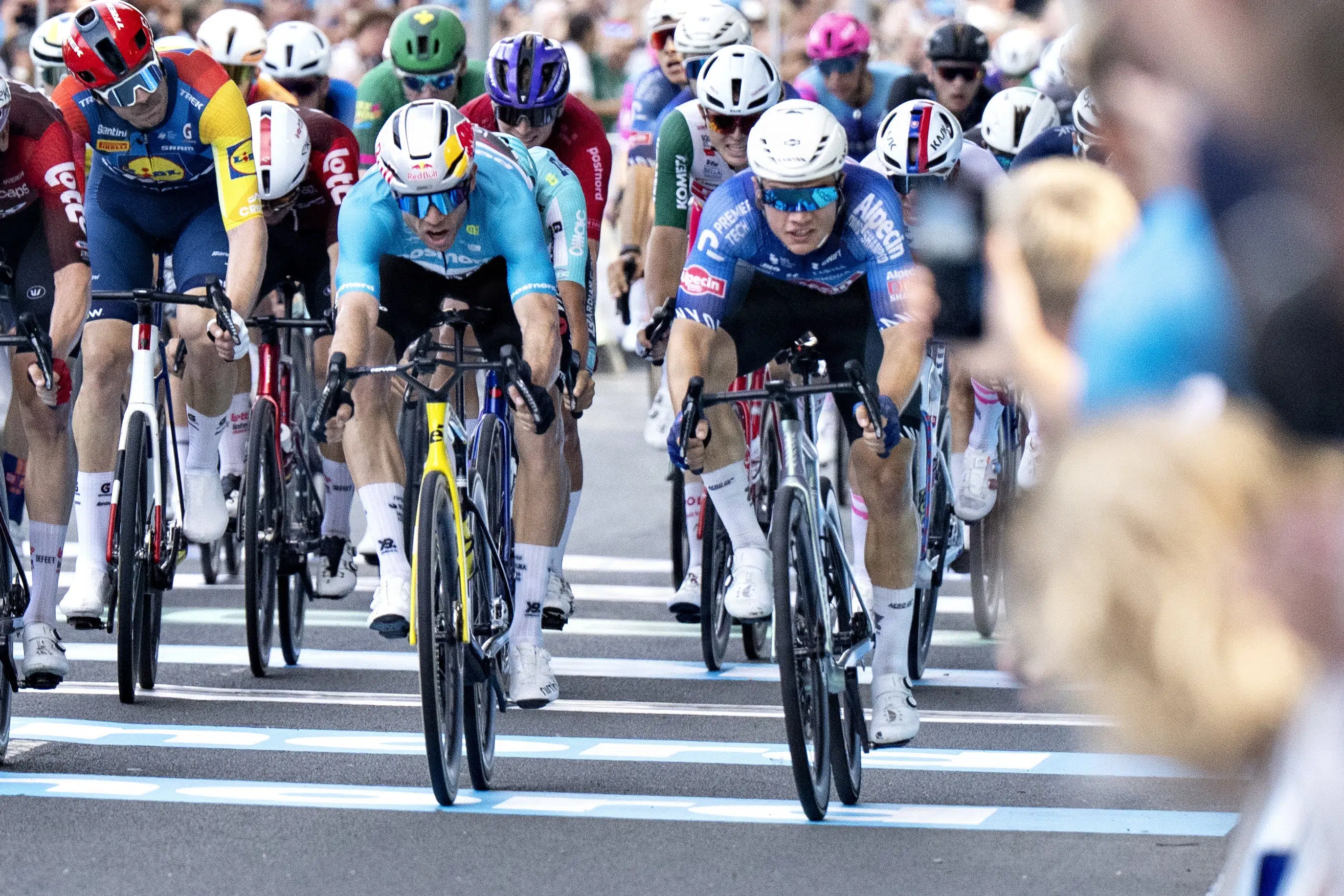 Van Aert føler med ærgerlig australier efter skør sejr
