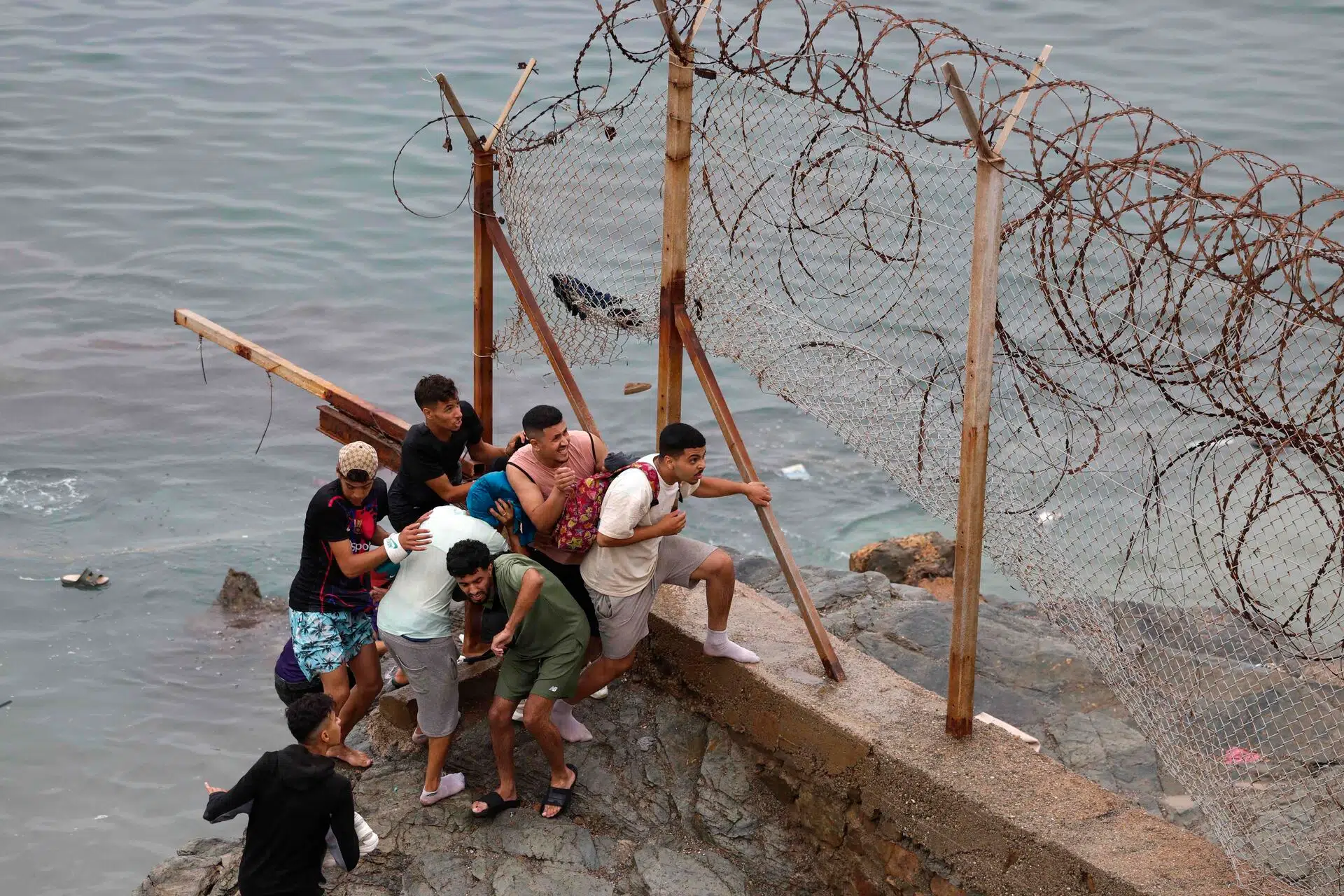 Op mod 60.000 migranter på ét døgn udstiller »Fort Europas« svaghed. EU er ikke rustet til at håndtere det, mener eksperter