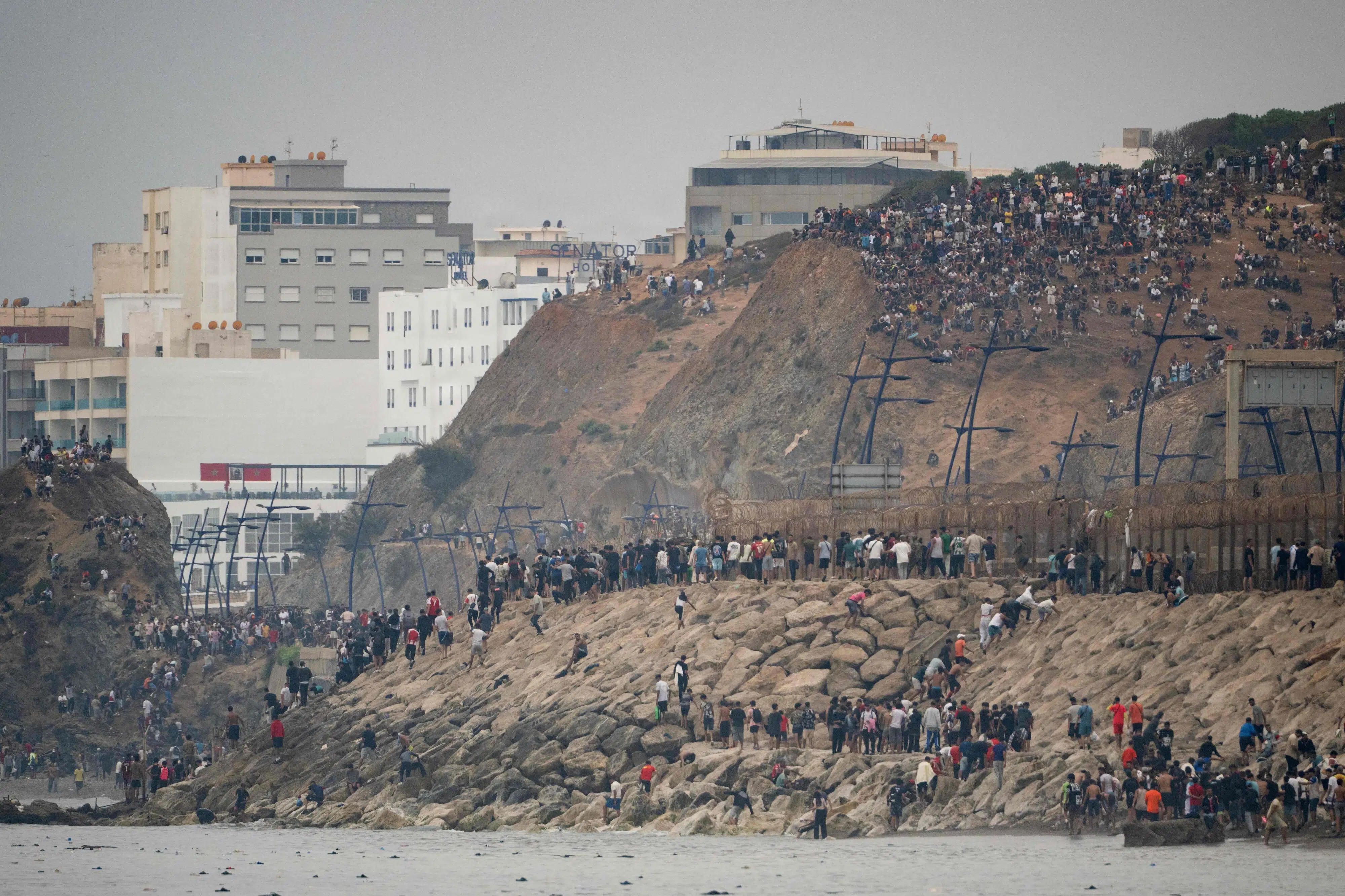 Kommissær: EU ser ikke videre migrantbevægelse fra Ceuta til Europa