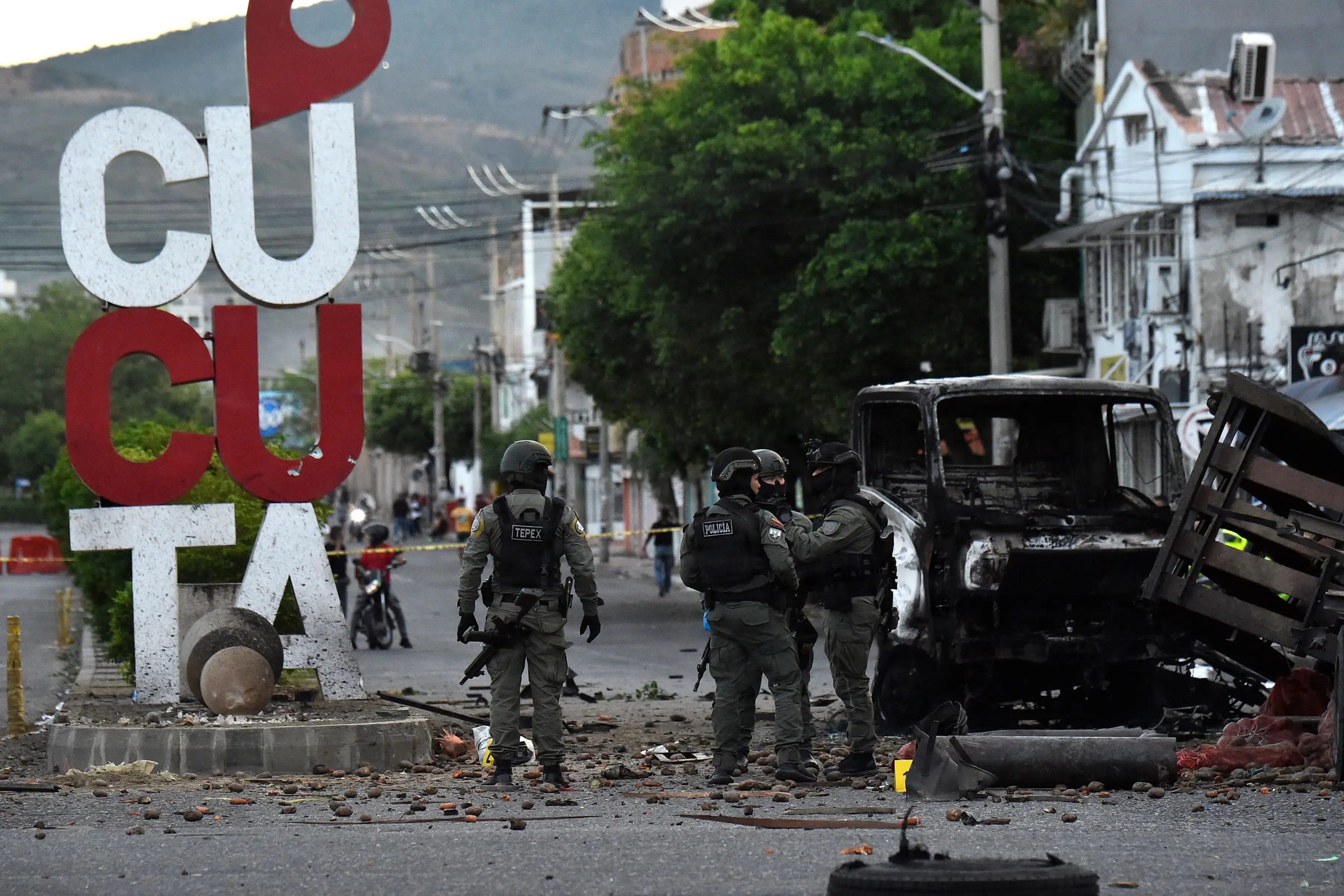 Eksplosion sårer flere i Colombia - få dage inden indsættelse