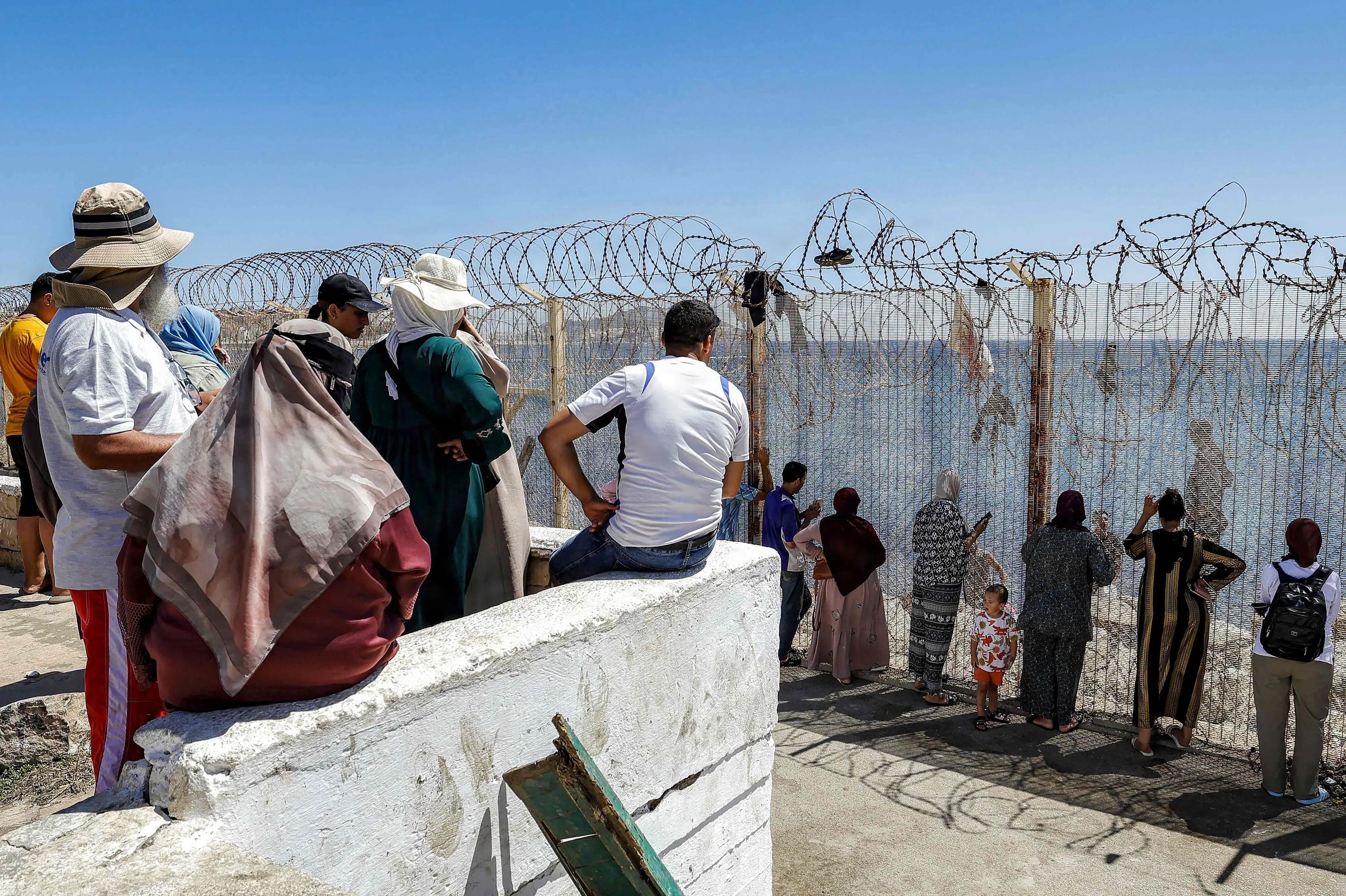 Marokkanere spejder efter deres kære gennem grænsehegn nær Ceuta