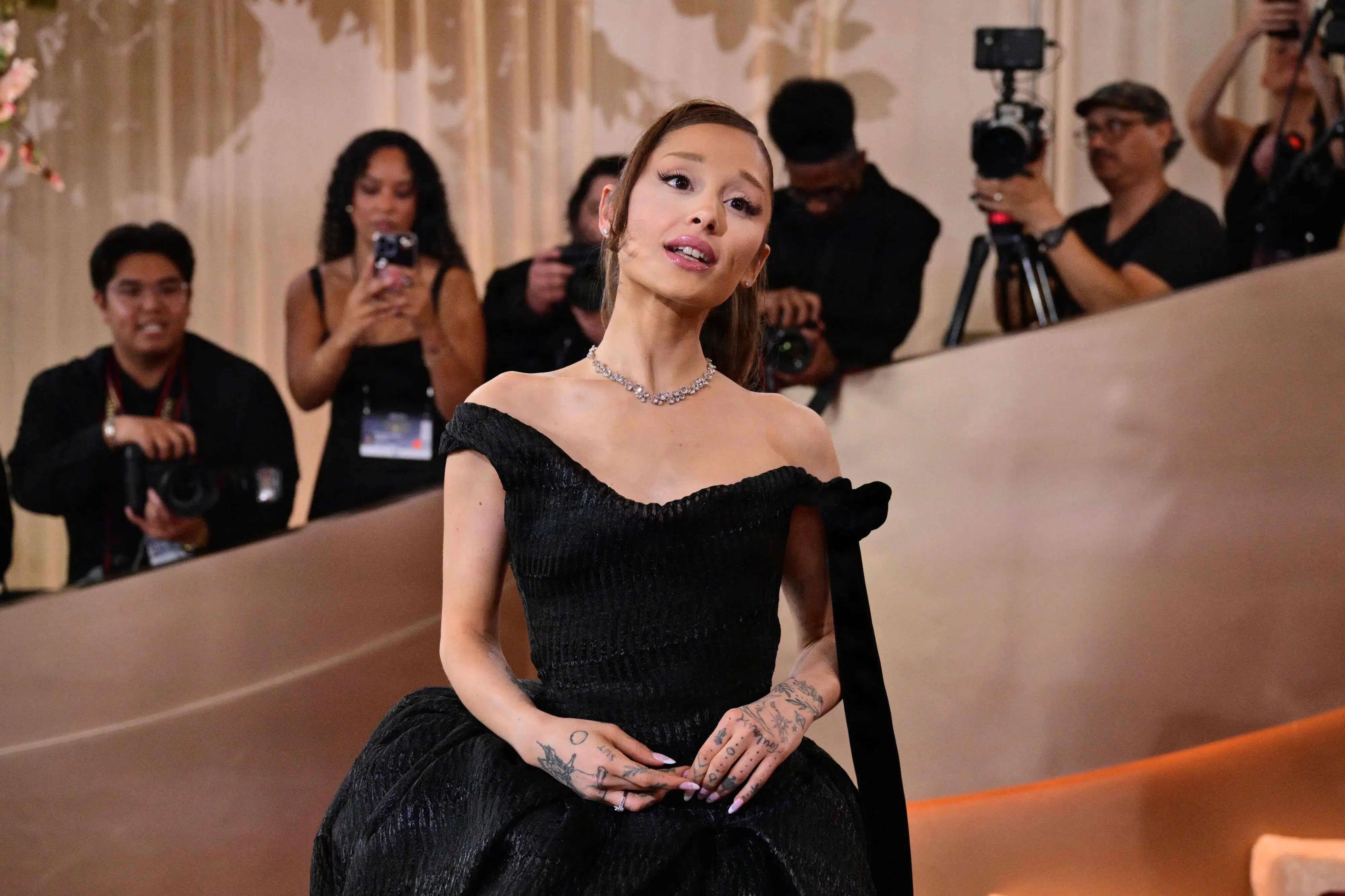 Ariana Grande trækker sig fra musical efter offentligt kropsfokus