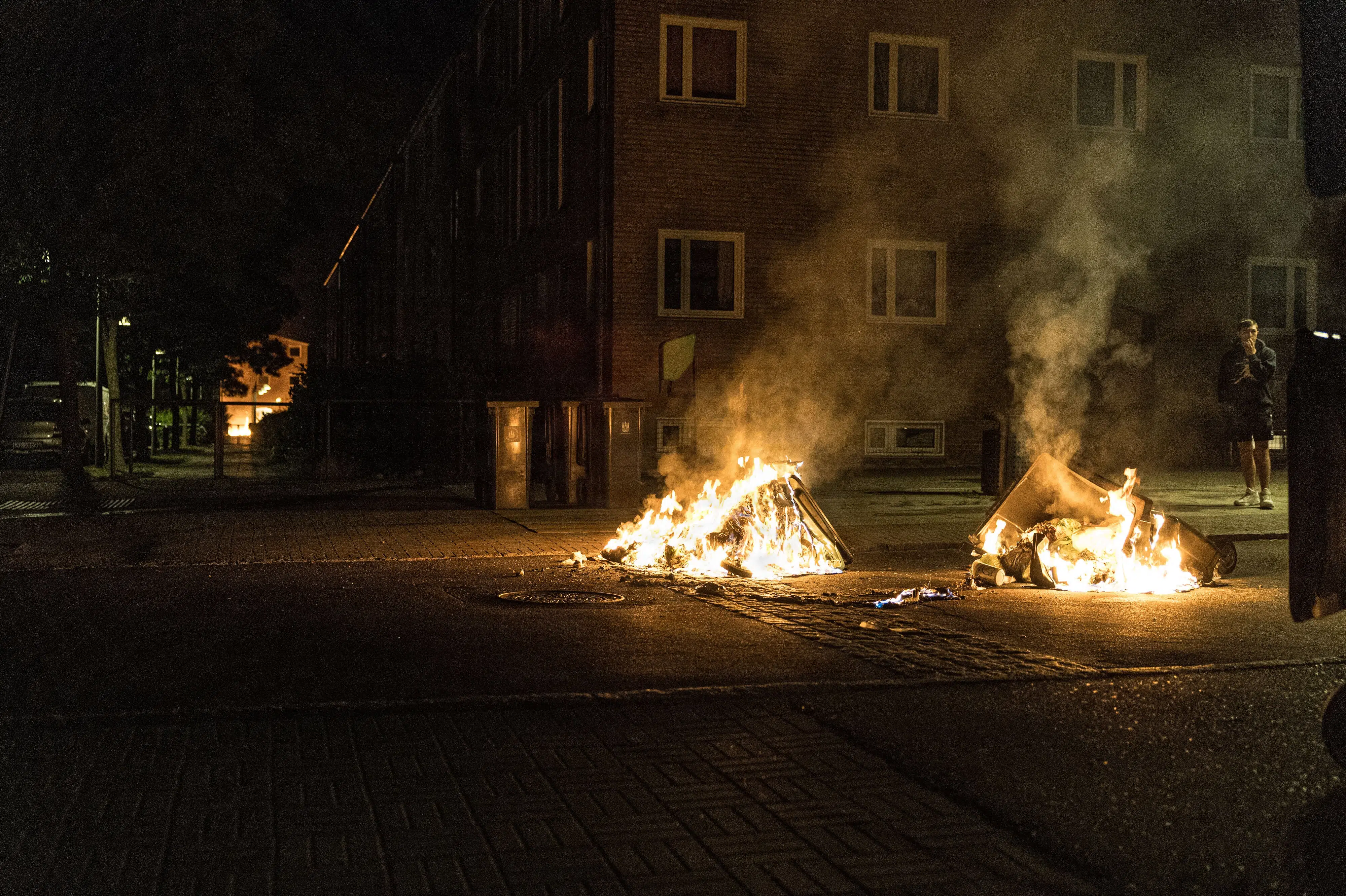 En person er anholdt efter flere påsatte brande i Tingbjerg