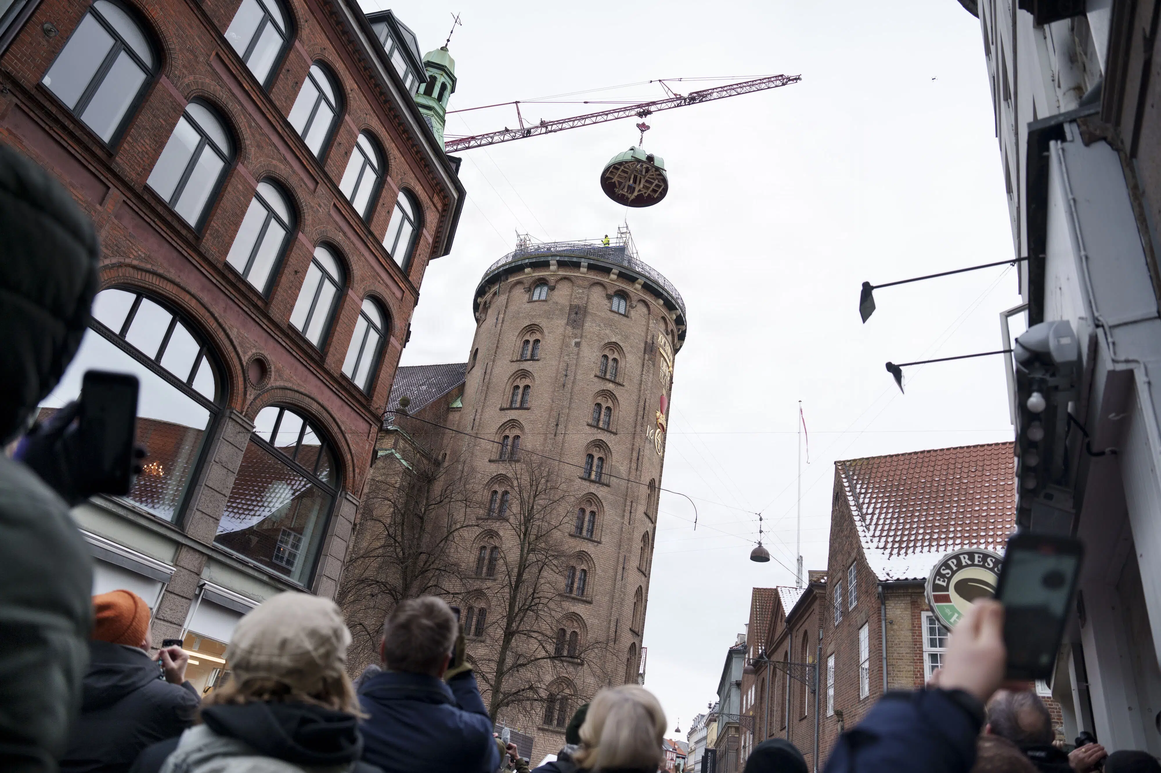 Kongen genindvier observatoriet på Rundetårn under solformørkelse