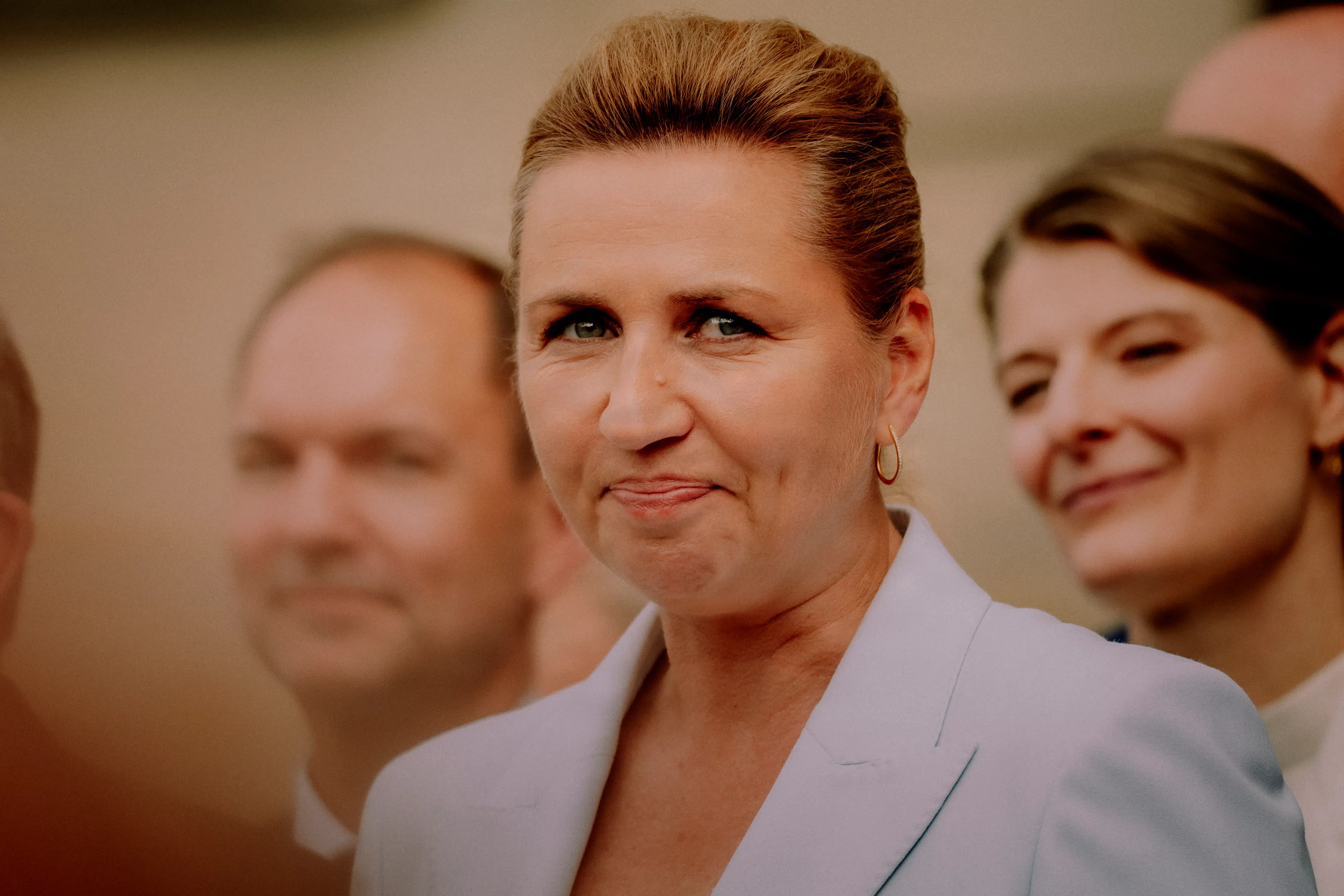 Regeringen spår pludselig underskud på de offentlige finanser. Fagforening og cheføkonom undrer sig