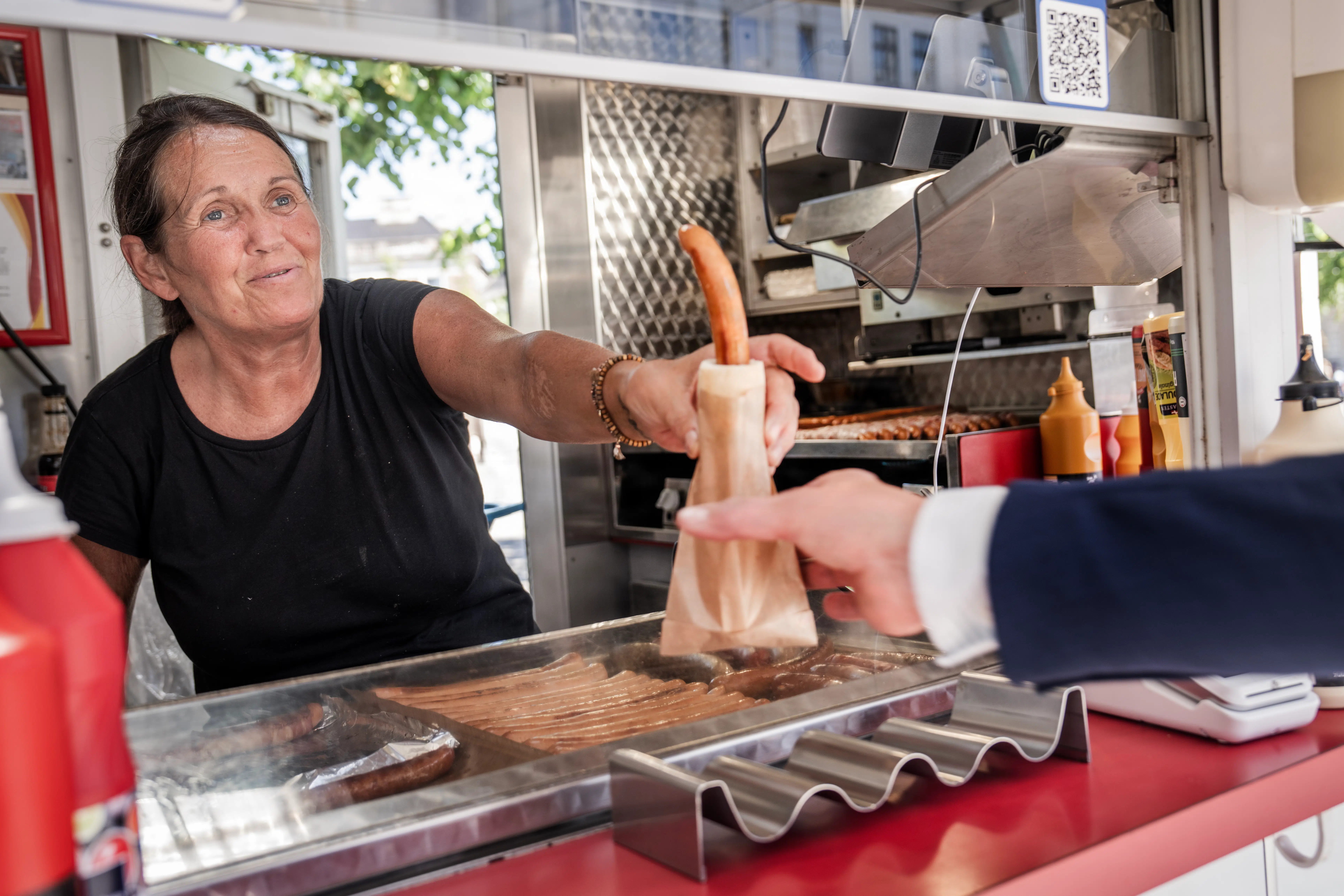 Hotdoggen smager »enestående vidunderligt«, siger Kathrine Lilleør. Men pølsevognen er blevet en metafor for en rødglødende debat