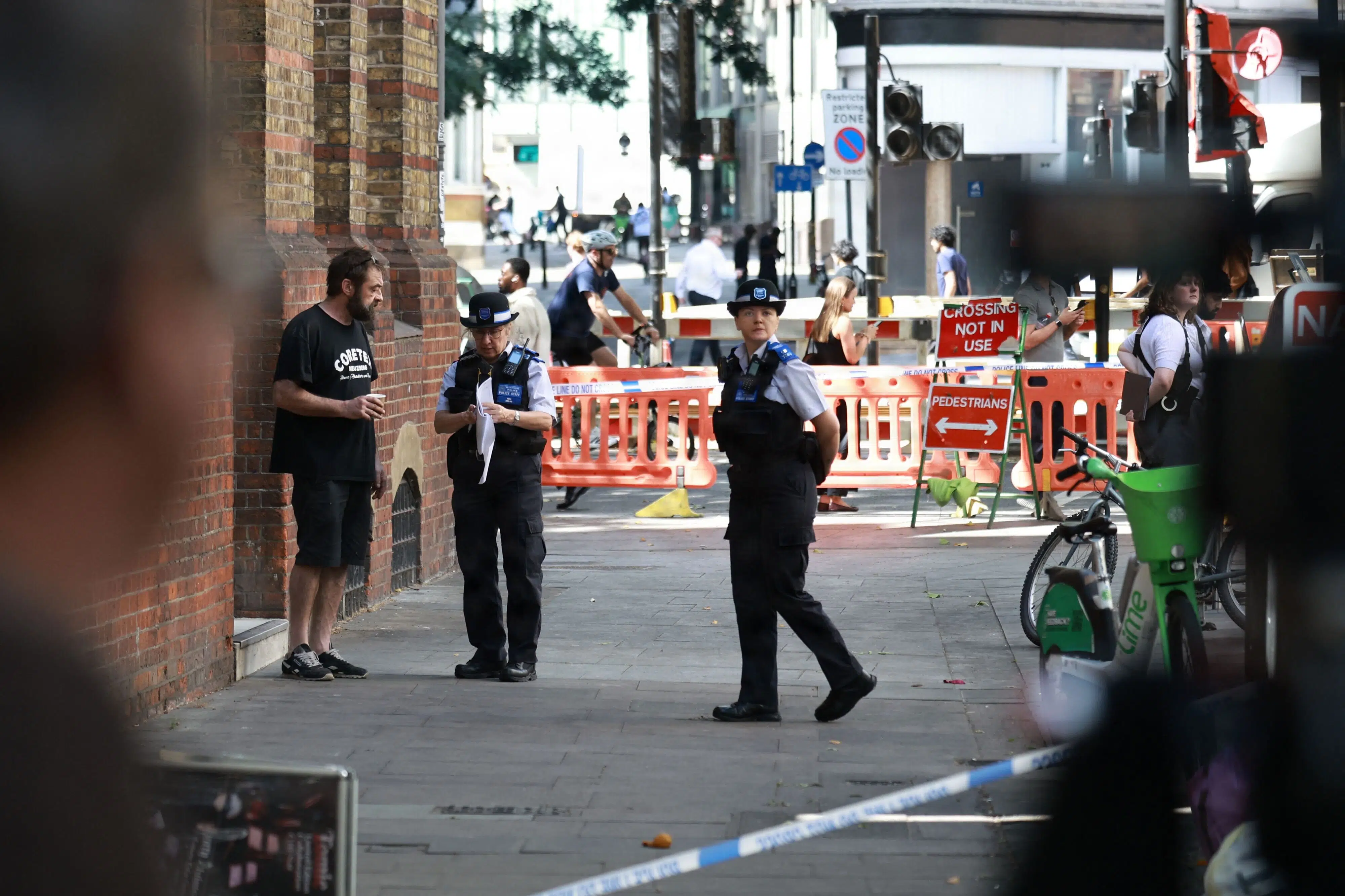 Fire mænd stukket ned i London - kvinde anholdt og saks beslaglagt