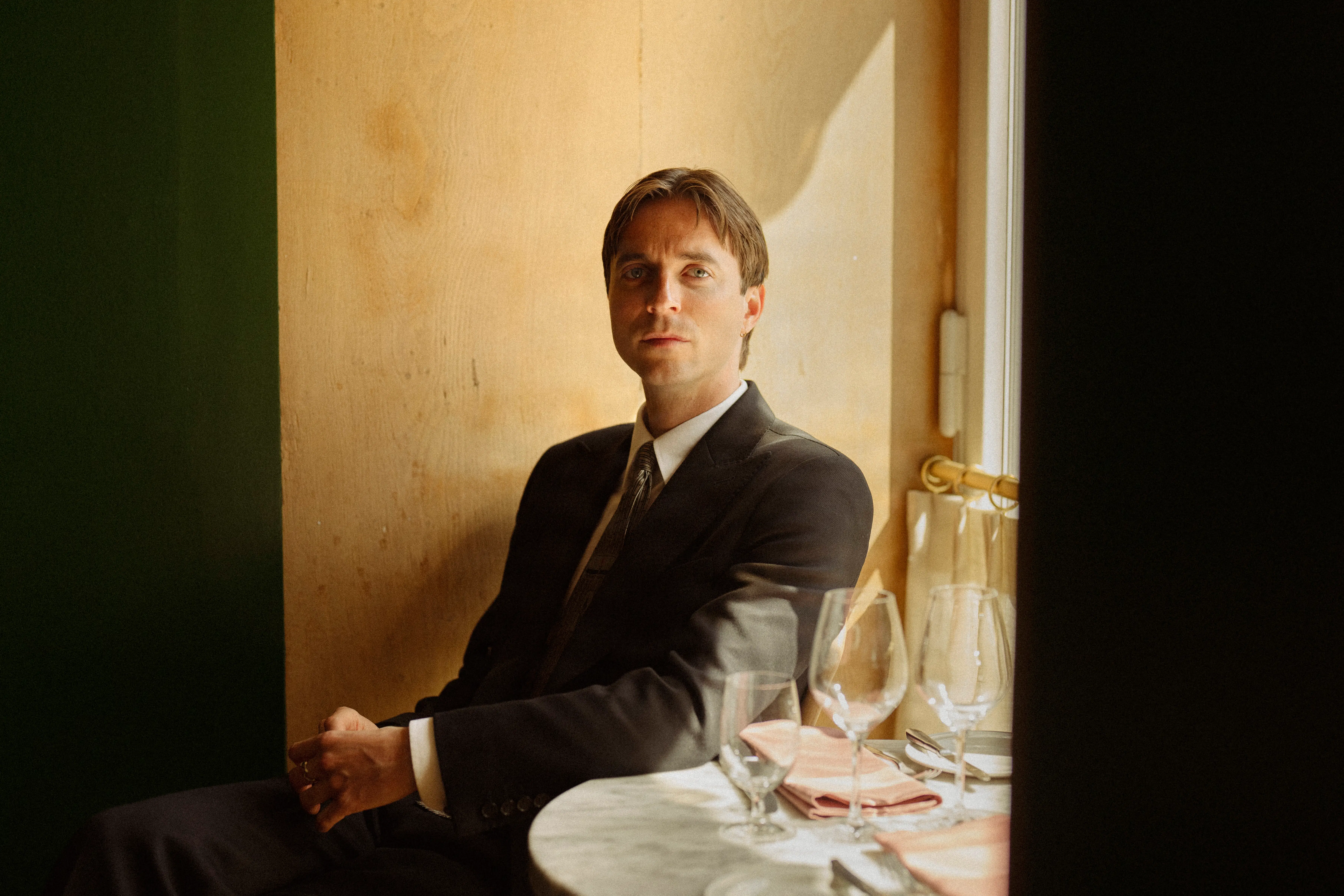 På cafeer og barer ser han folk synke ned i skærmens dyb. Nu gør Bastian Emil Goldschmidt sig en smertefuld erkendelse