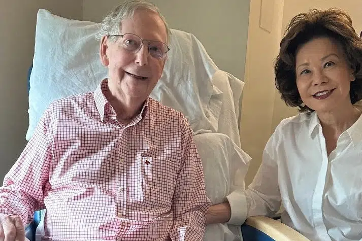 Senator Mitch McConnell er udskrevet og skal genoptræne hjemme