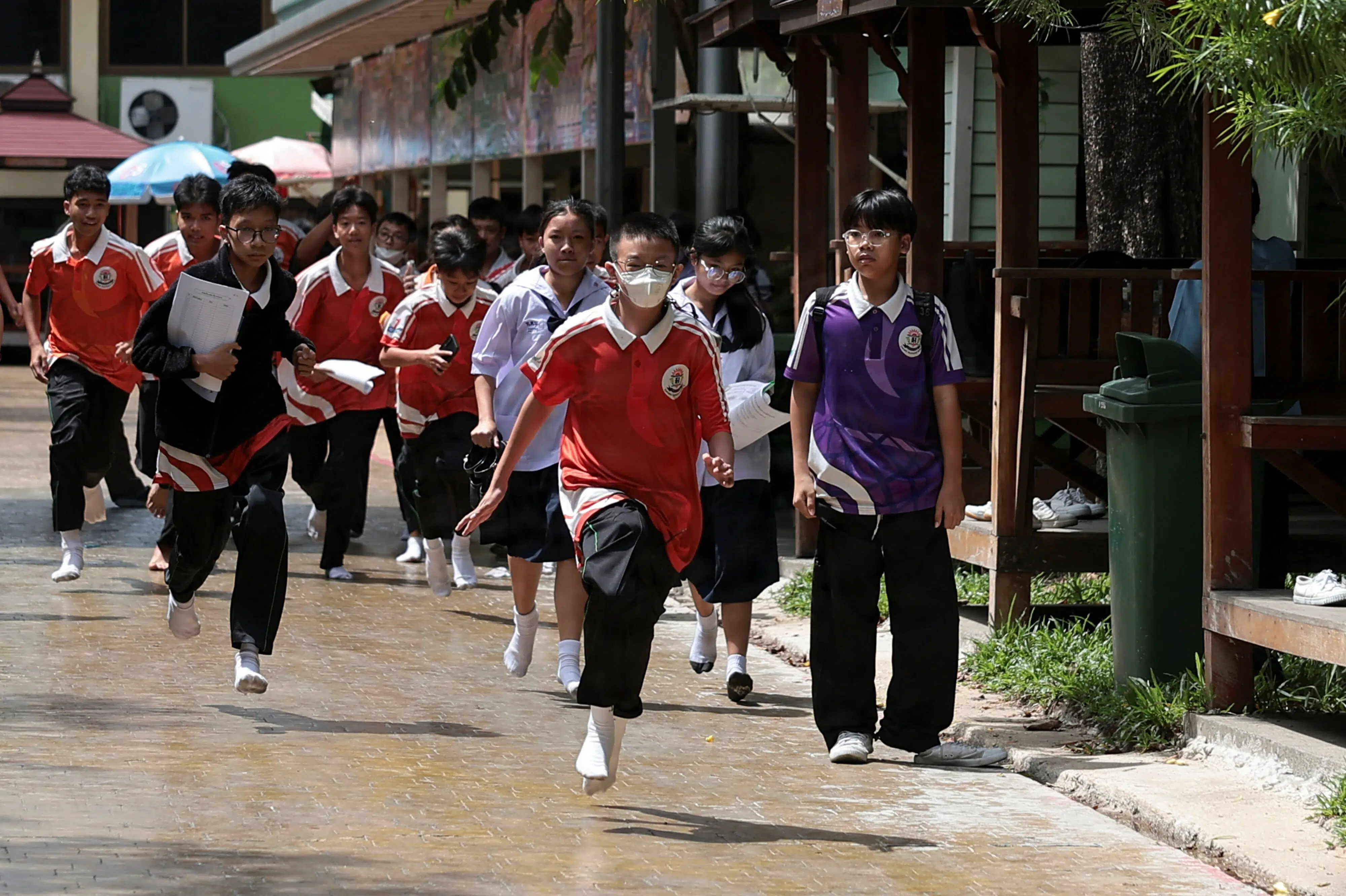 Lærere og elever meldes dræbt i thailandsk skoleskyderi