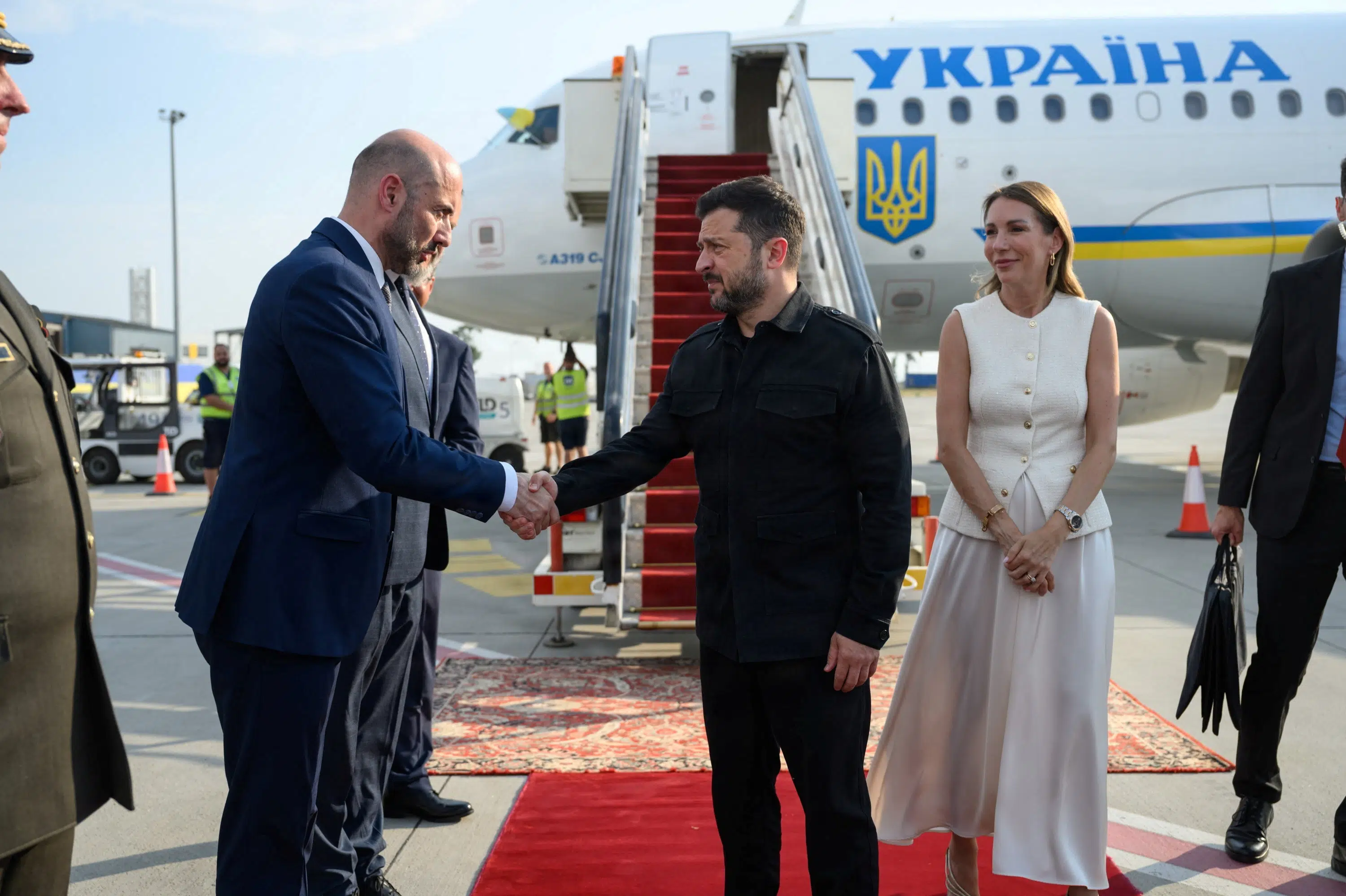 Zelenskyj besøger land med nære bånd til Rusland
