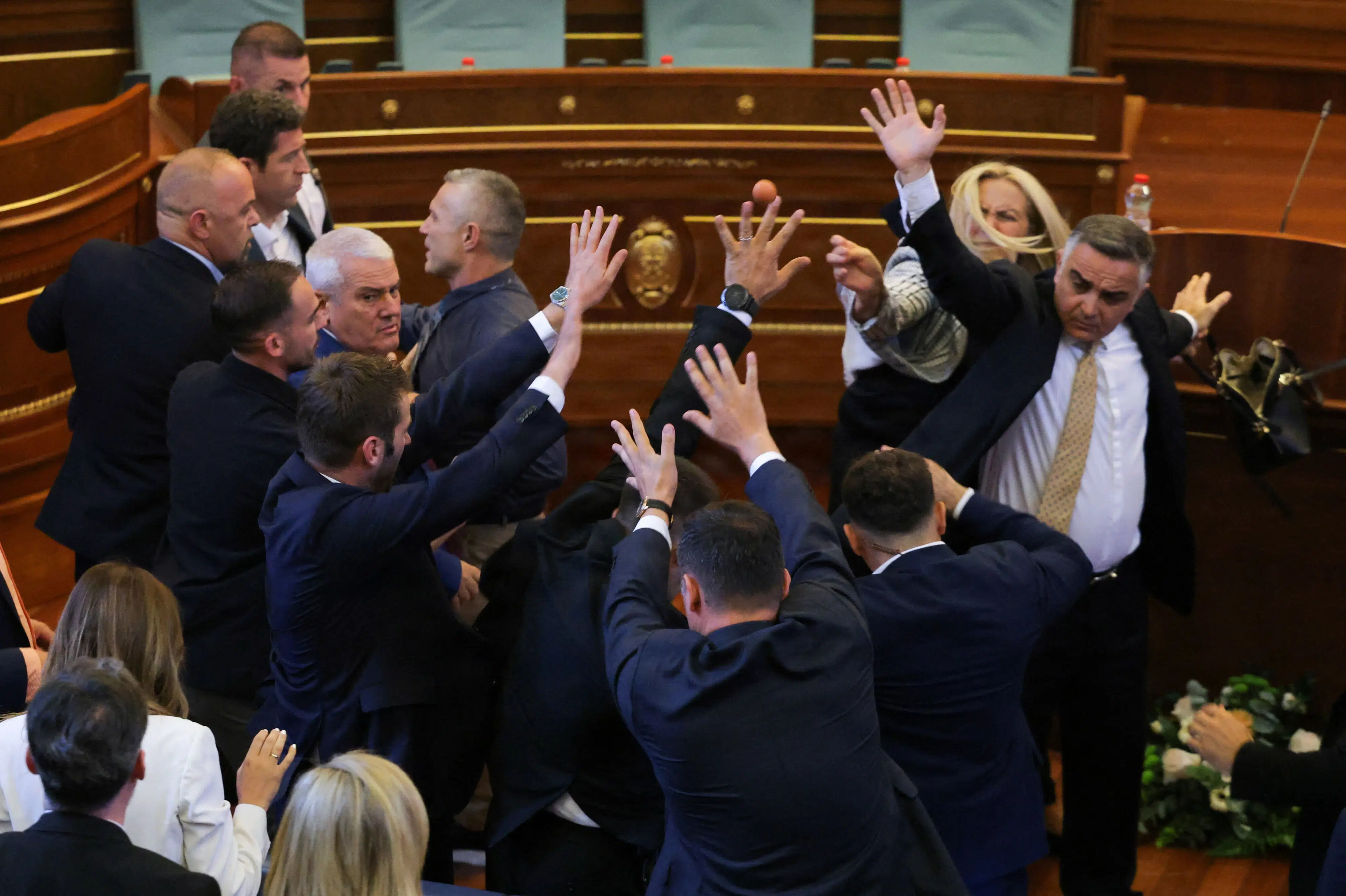 Politiker kaster æg efter premierminister i Kosovos parlament