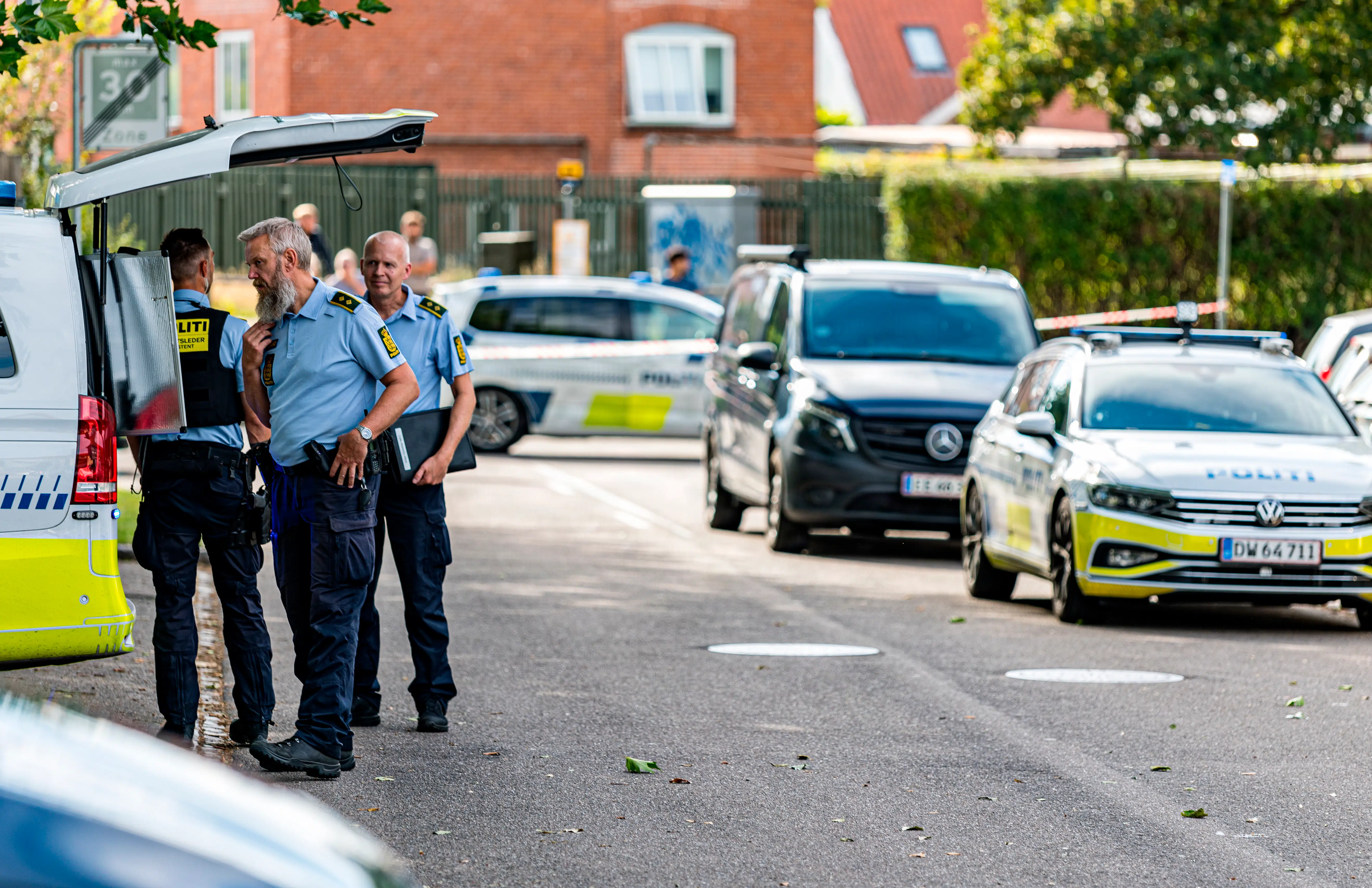 Flere personer ramt ved skyderi i Holbæk - politiet eftersøger hvid bil