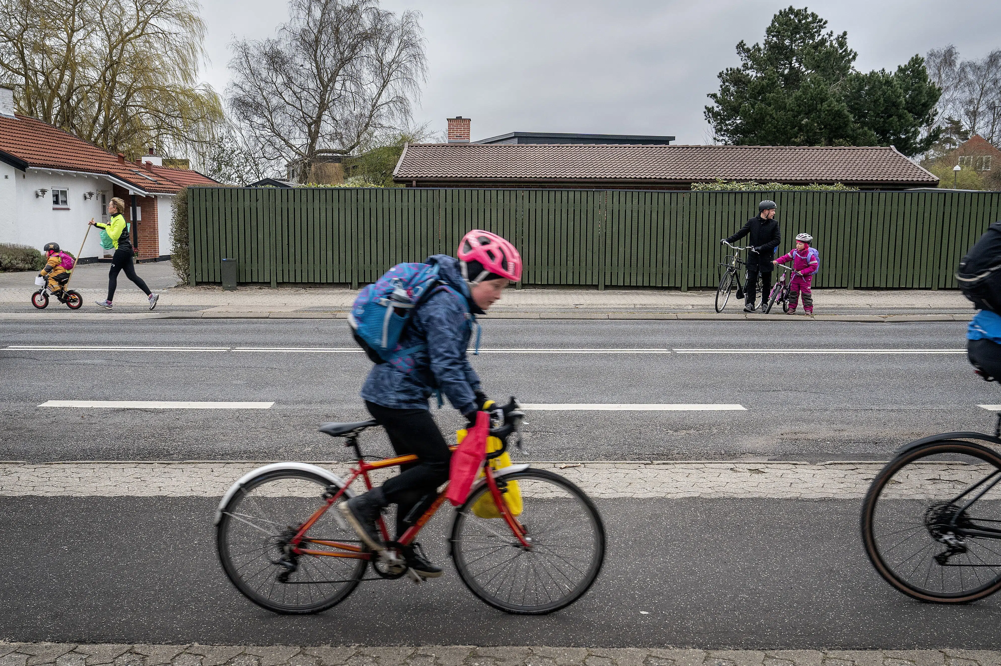 Forældre vil have børn til at gå og cykle men mange bliver kørt