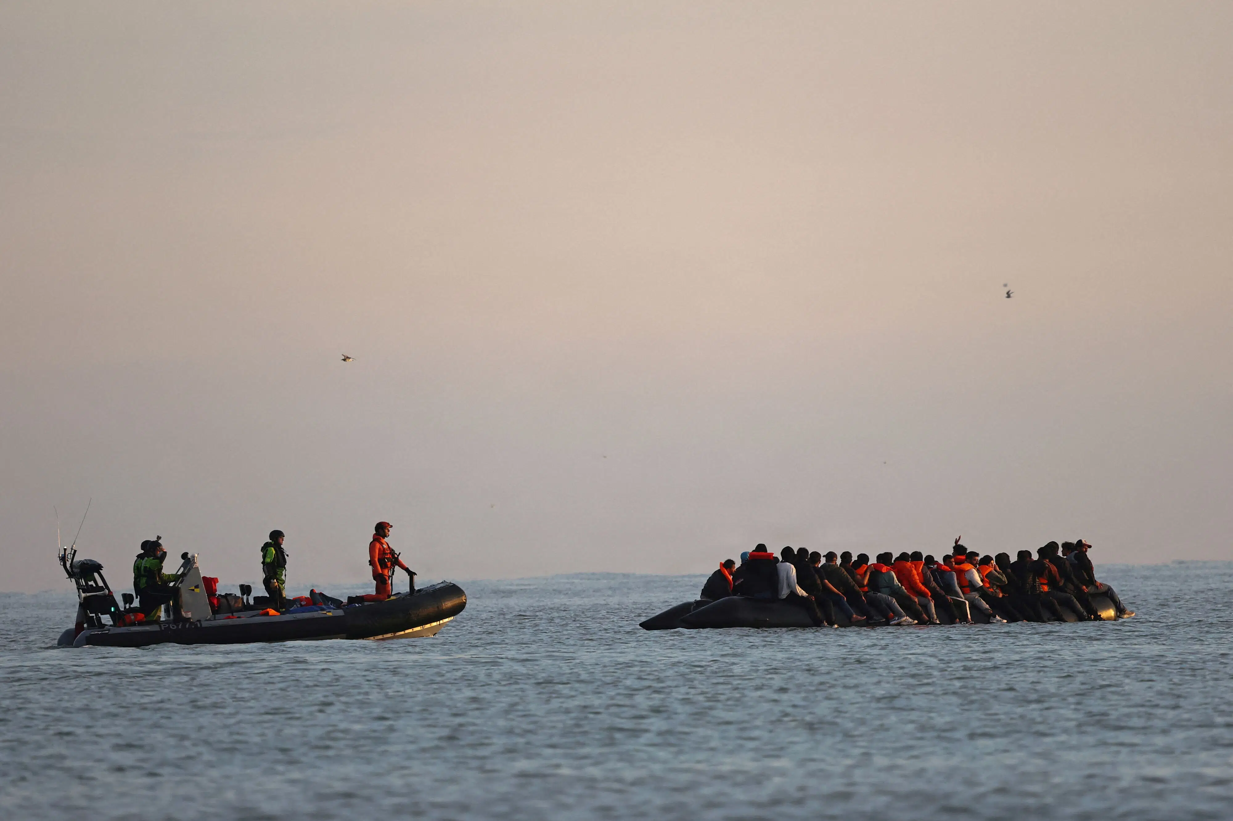230 personer krydser Den Engelske Kanal i samme båd