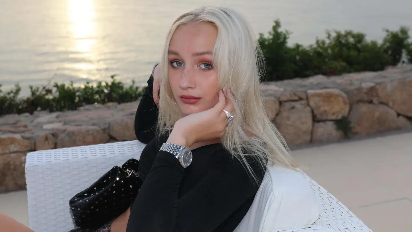 »Gå ud og smil til solen. Elsk lidt mere. Spred god karma. Kys din hund, datter, søster og kæreste,« lyder Alva Madsens opfordring til alle kritikerne.