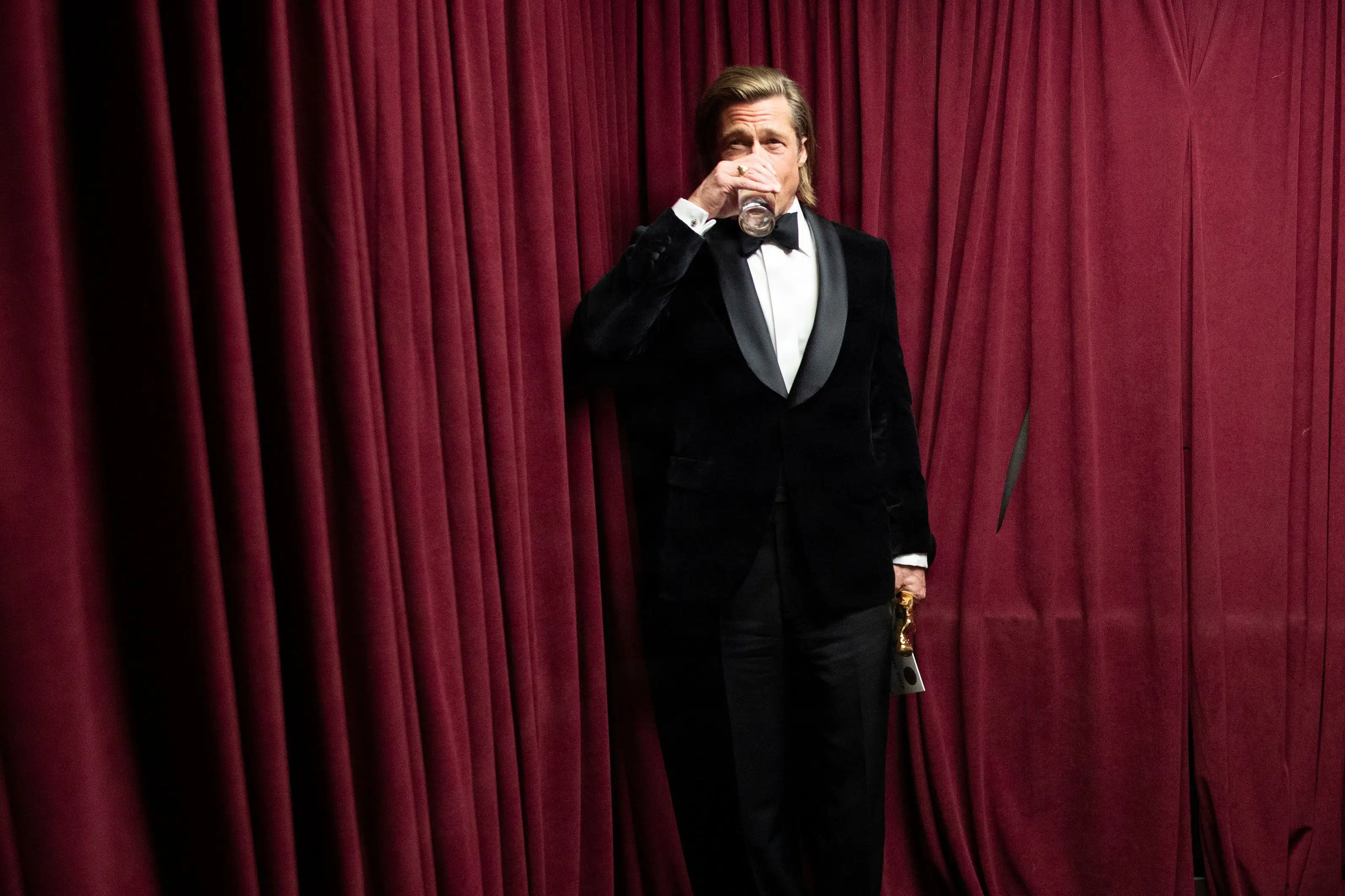 Brad Pitt er far til seks børn, men sidder i en tom stue. Nu taler han om sit store tab