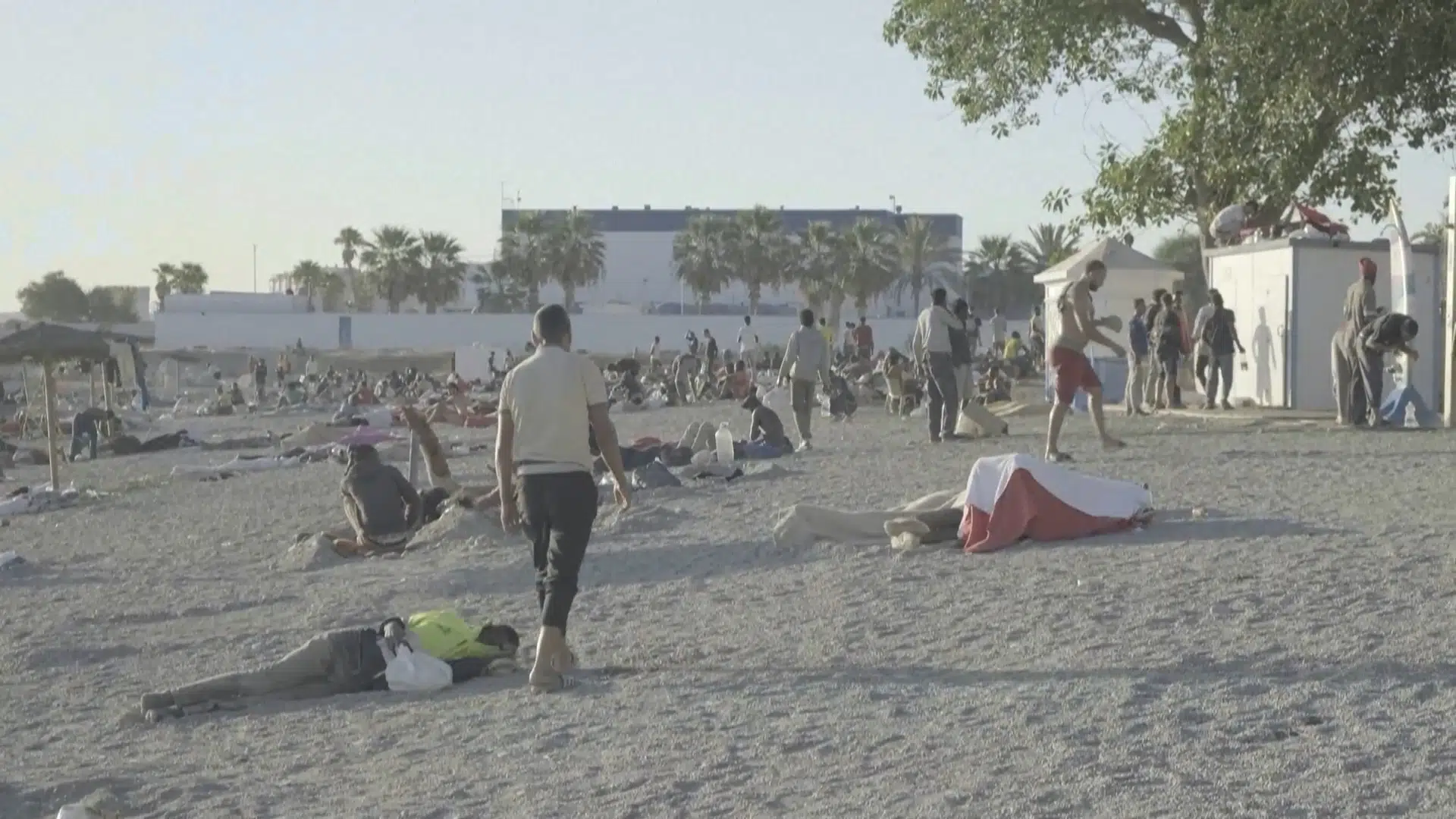 De sover på strande, bænke og gader. I Ceuta skaber tusindvis af migranter stadig utryghed