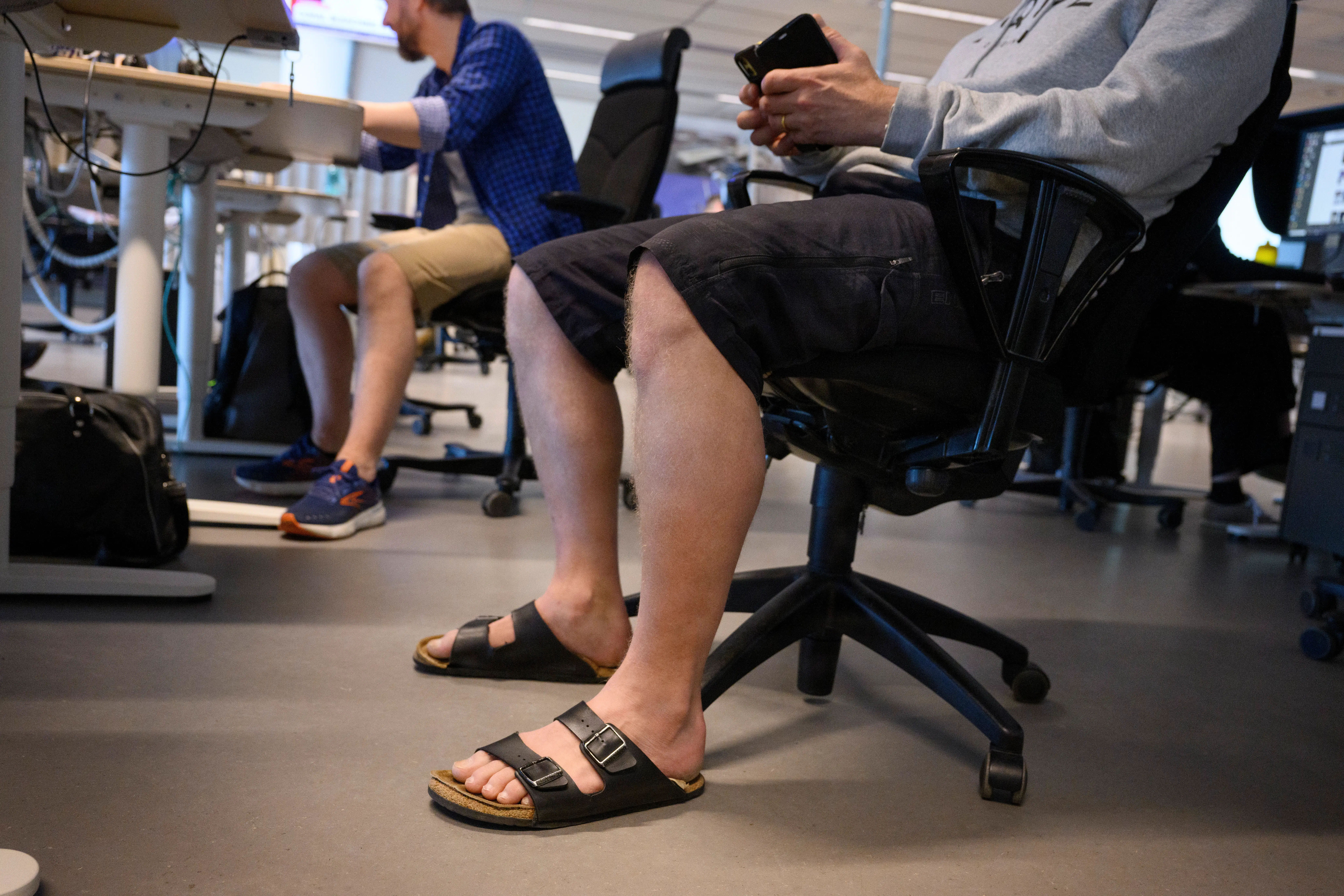 Amerikansk forfatter opfordrer mænd til at acceptere deres »skæbne« på arbejdet: Der er en grund til, at VM-dommere går i shorts