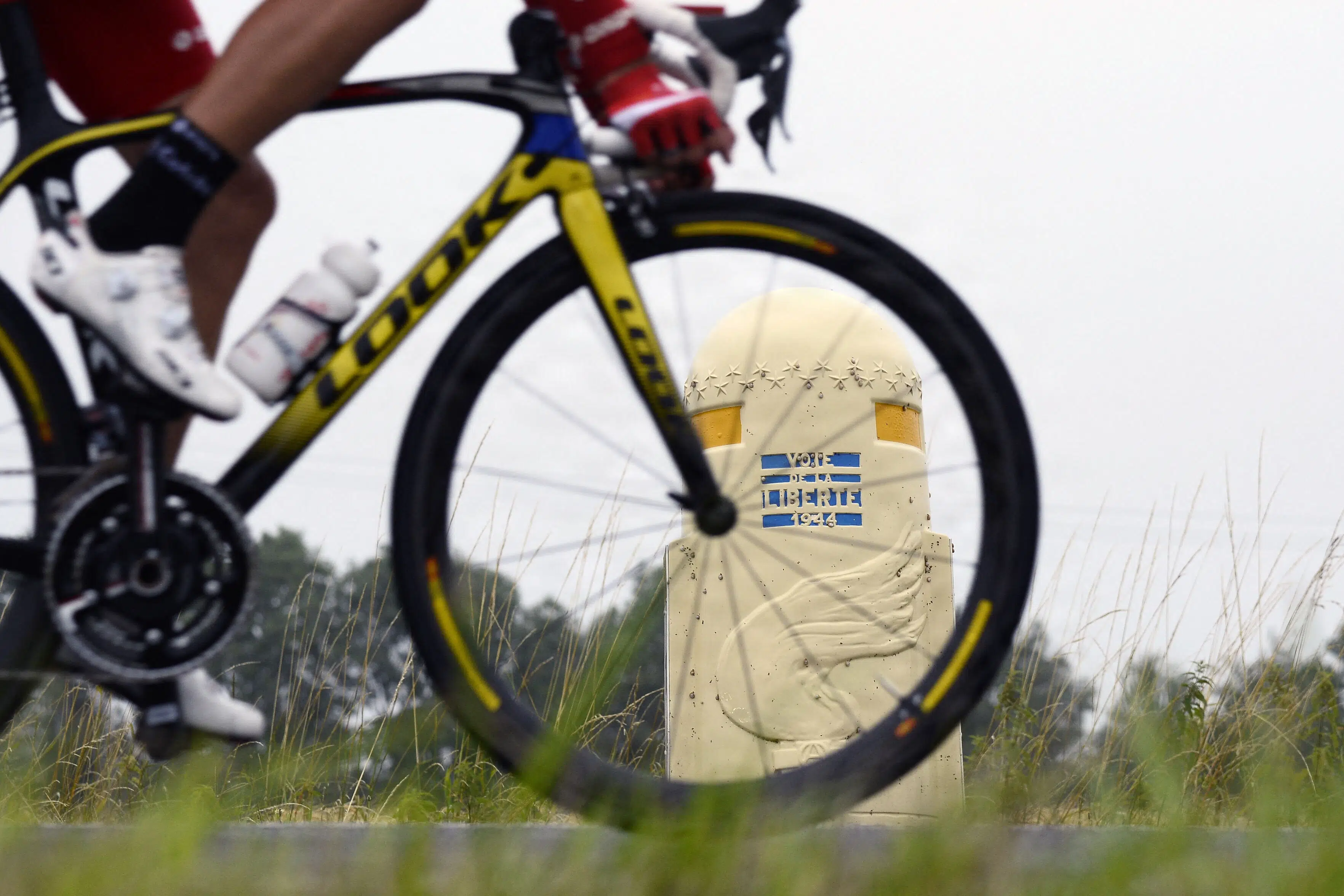 Dansk cykelrytter brækker ryggen efter frontal påkørsel