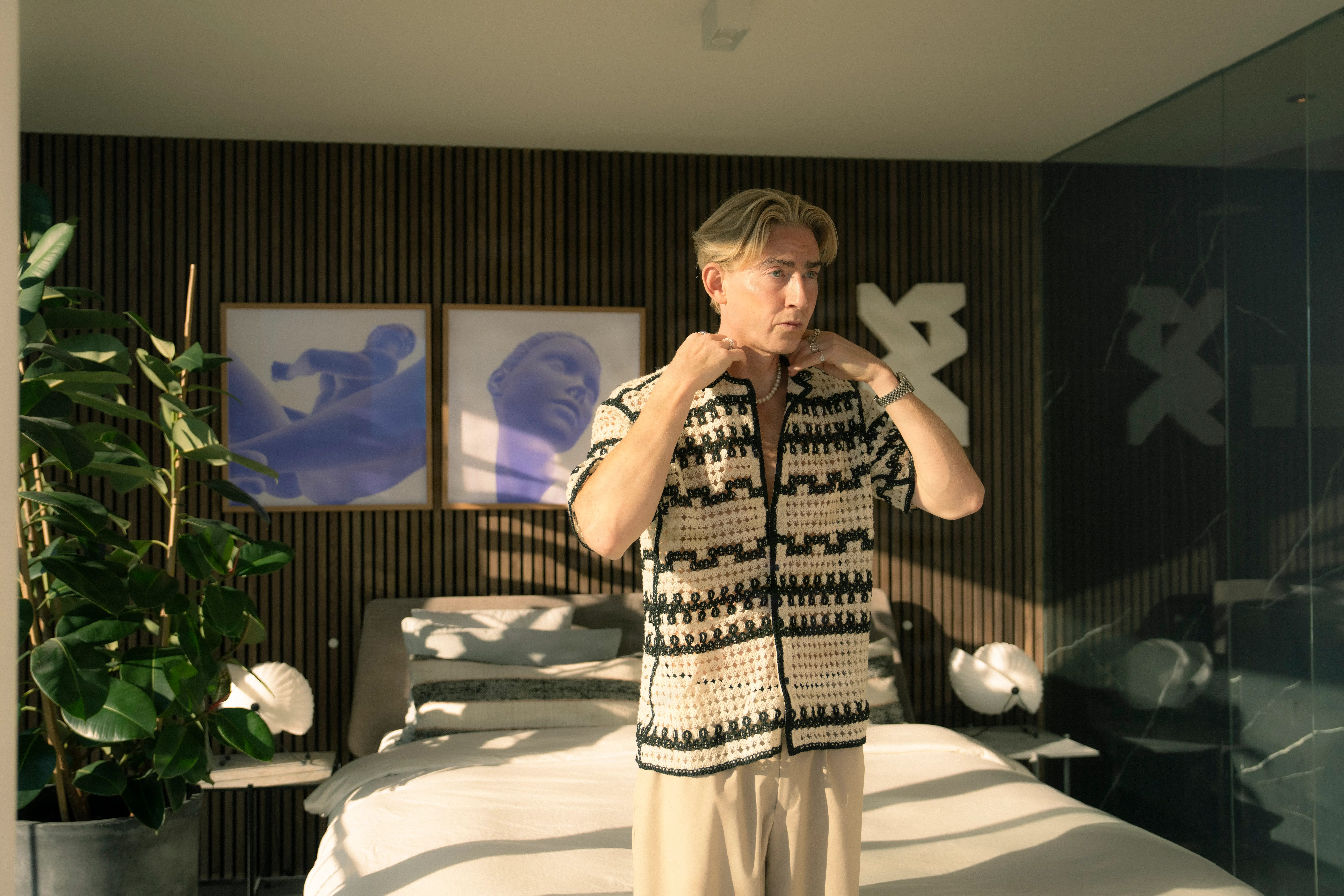 Emil Thorup sender en pdf med regler, før venner må besøge hans baby. Nu bedømmer fagperson: »Det er ikke komplet idioti«