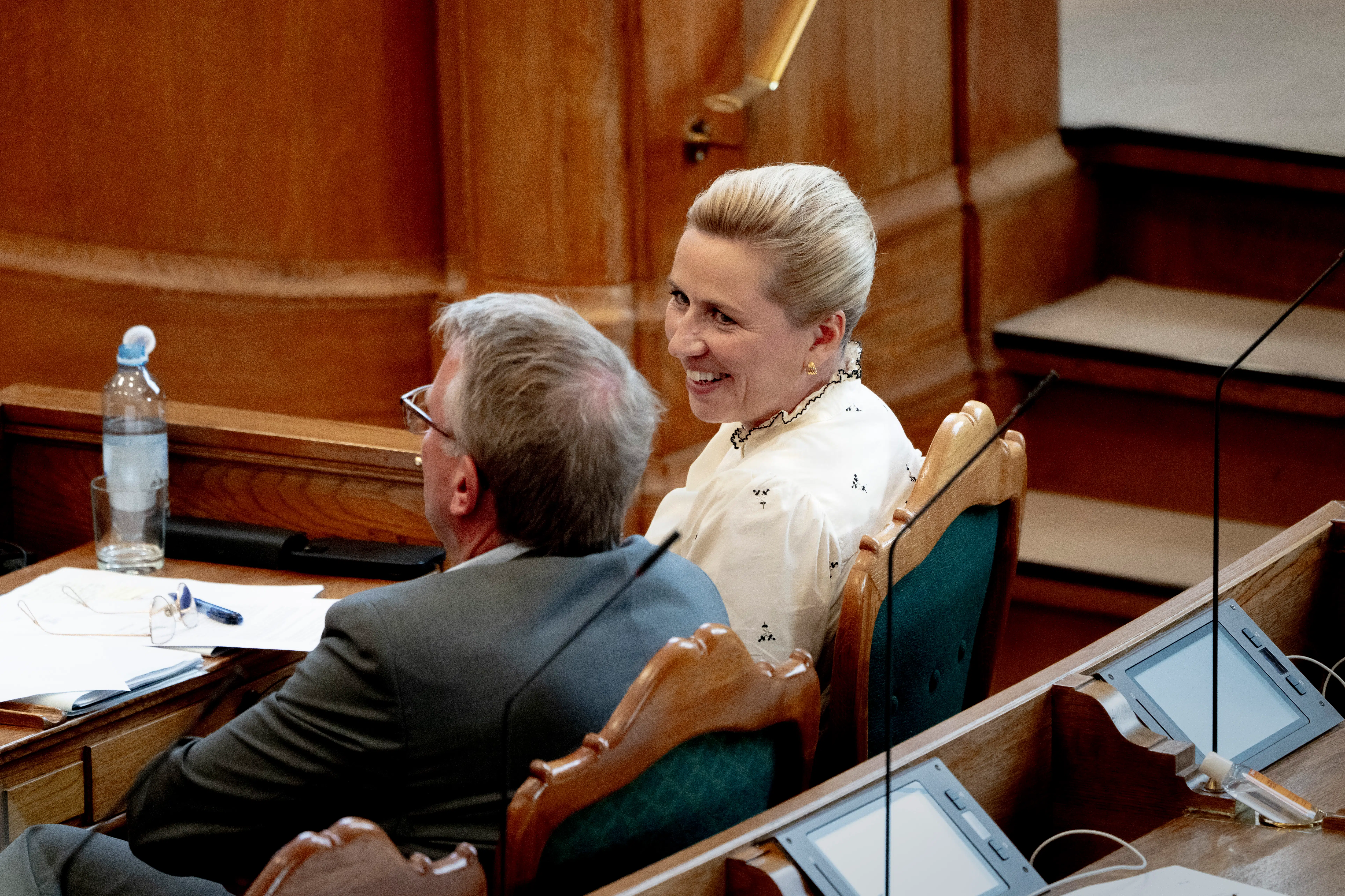 De blå partier forsøgte at sætte Mette Frederiksen under pres. Hun lignede en, der havde fået en julegave i utide