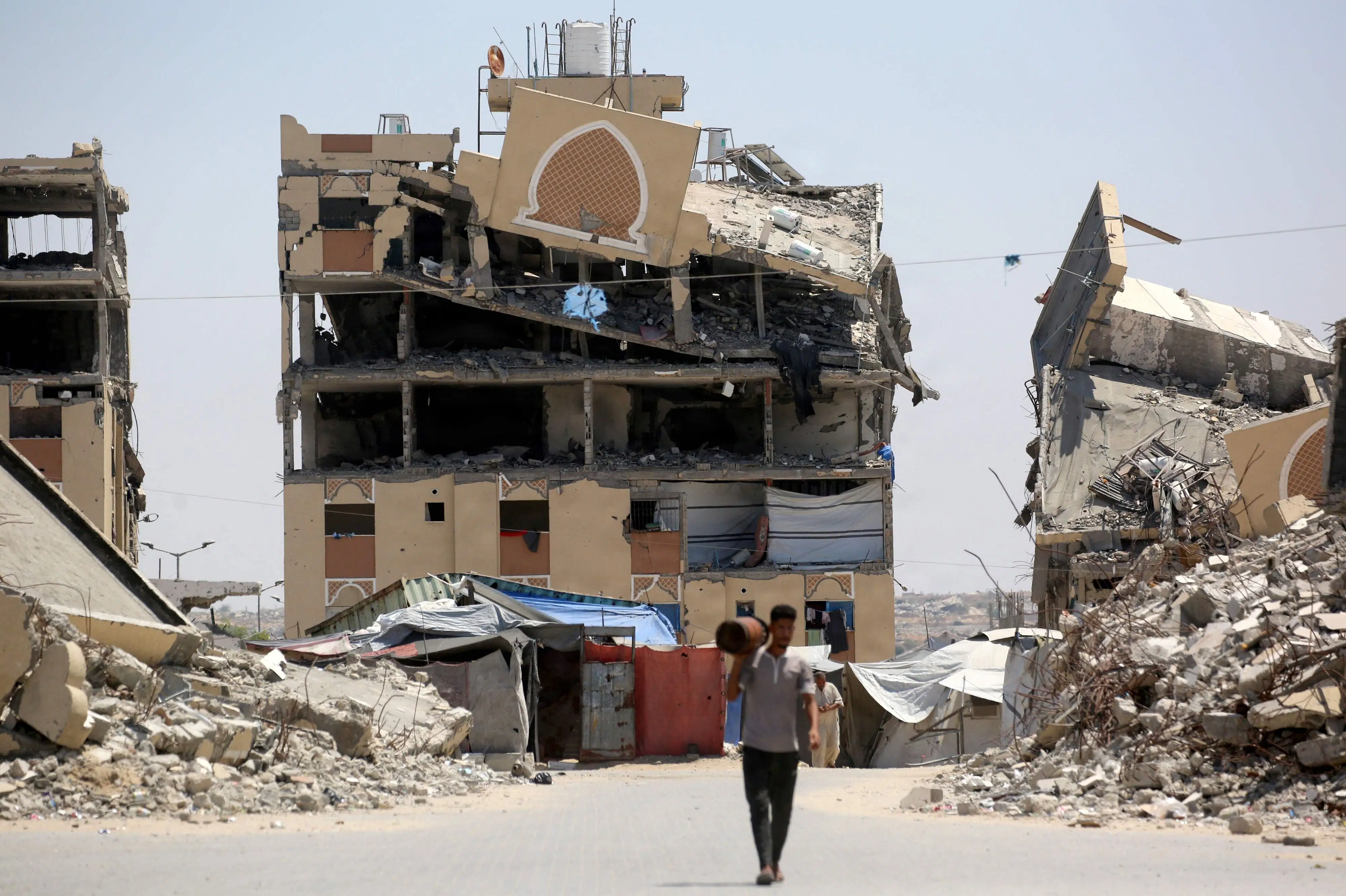 En dræbt i første israelske luftangreb mod Gaza i ni dage