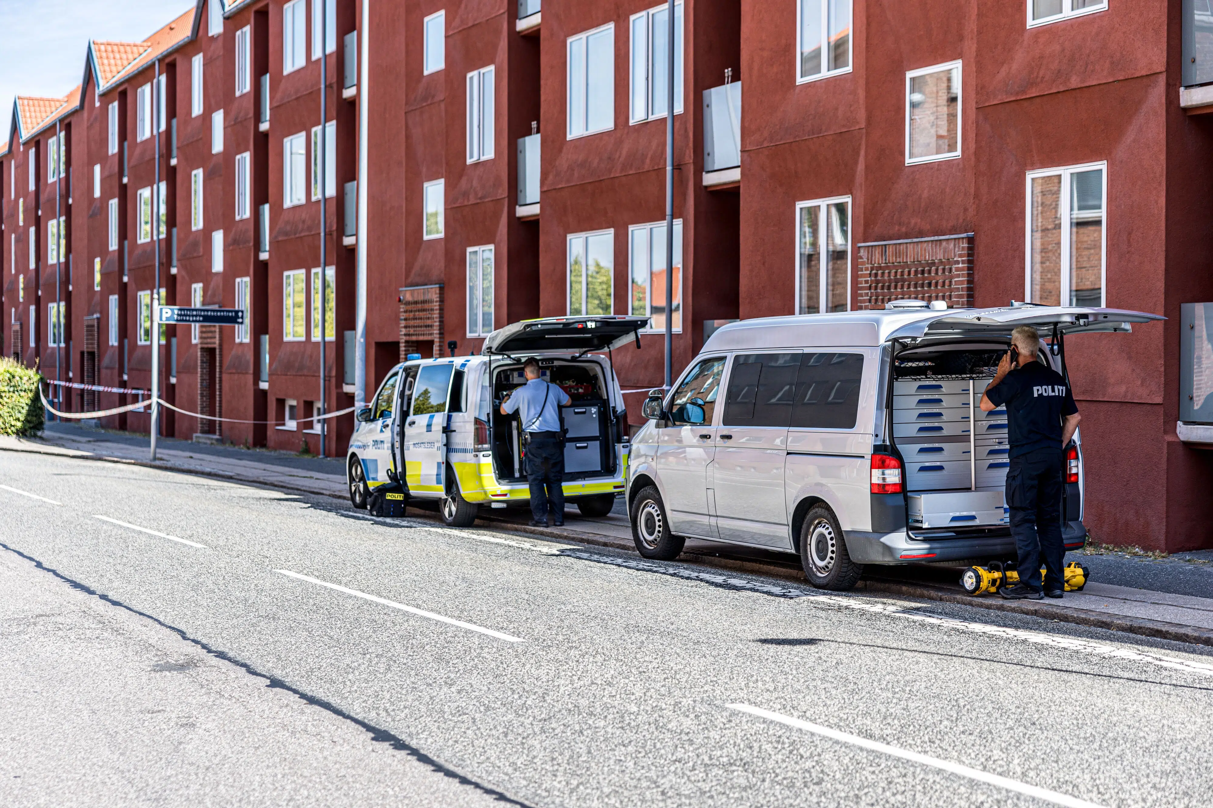 Etårigt barn i kritisk tilstand efter fald fra første sal