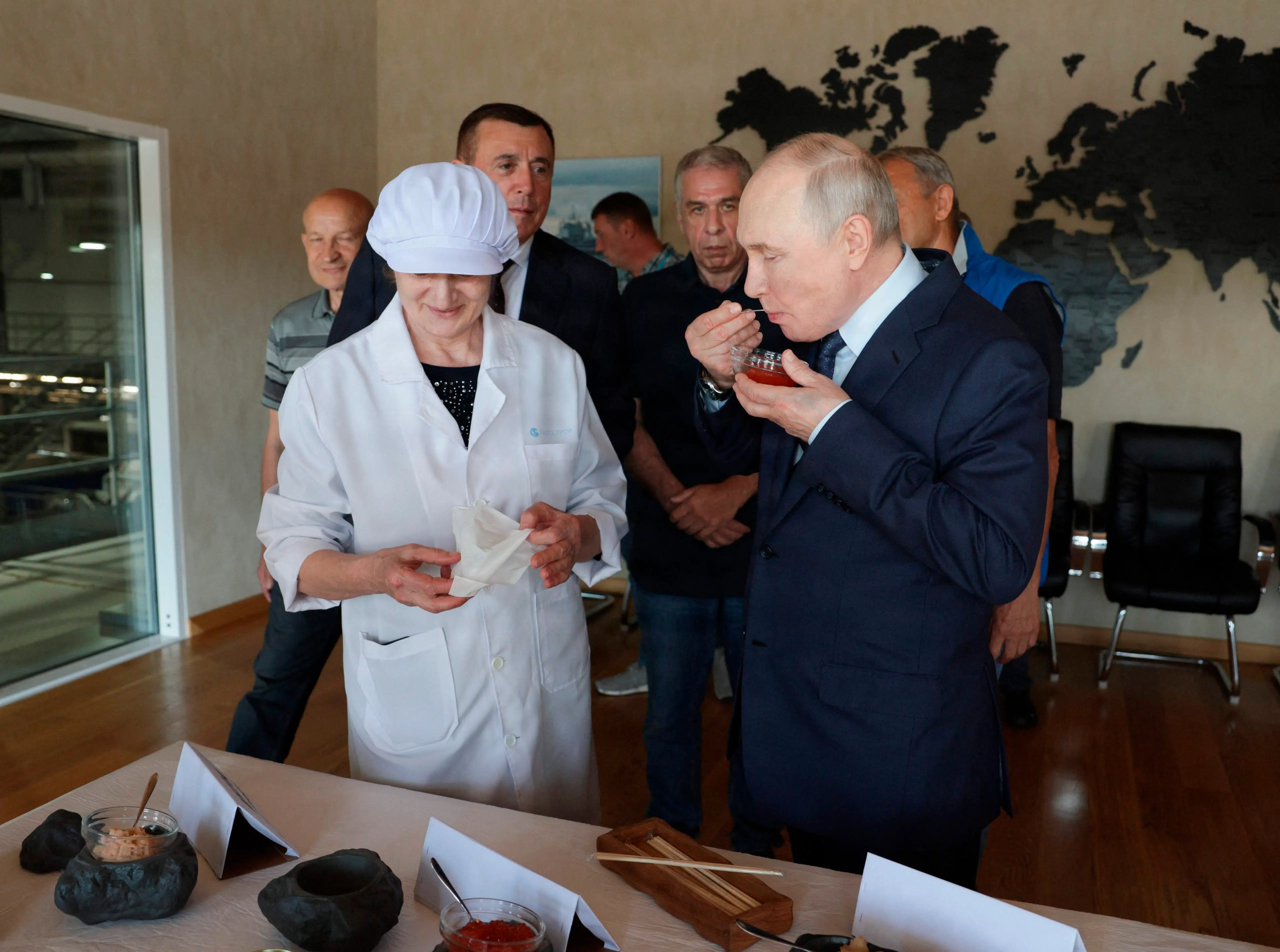 Putin spiser kaviar på sit ø-besøg. Nu er japanerne rødglødende – og under pres fra flere nabolande
