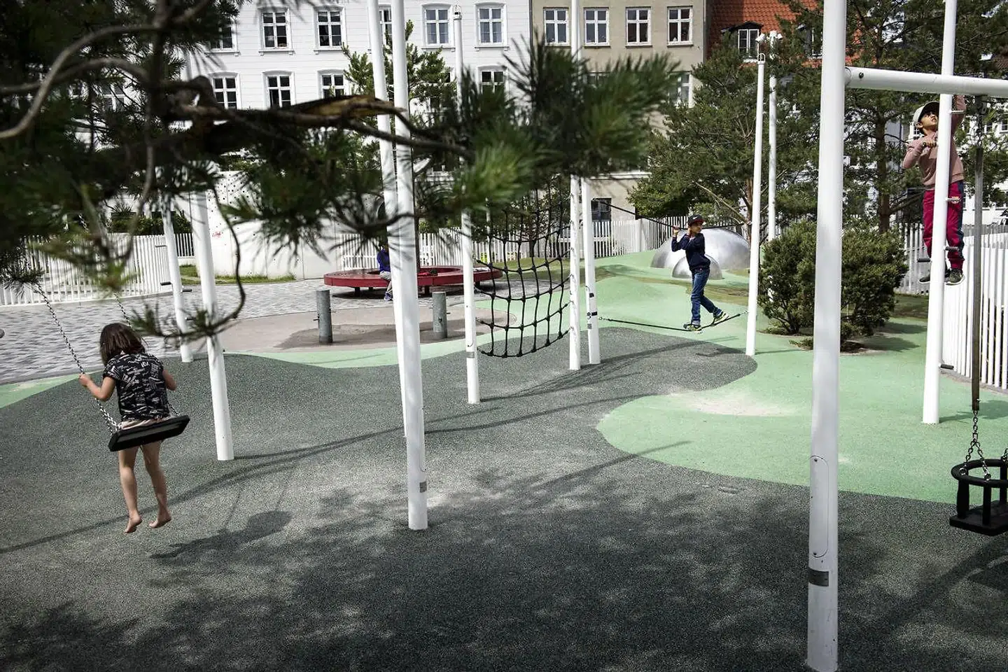 »Der ligger et enormt pres på moderne forældre om at finde et meningsfuldt fælles tredje med deres børn, hvor man er sammen om noget,« skriver Frej Prahl.