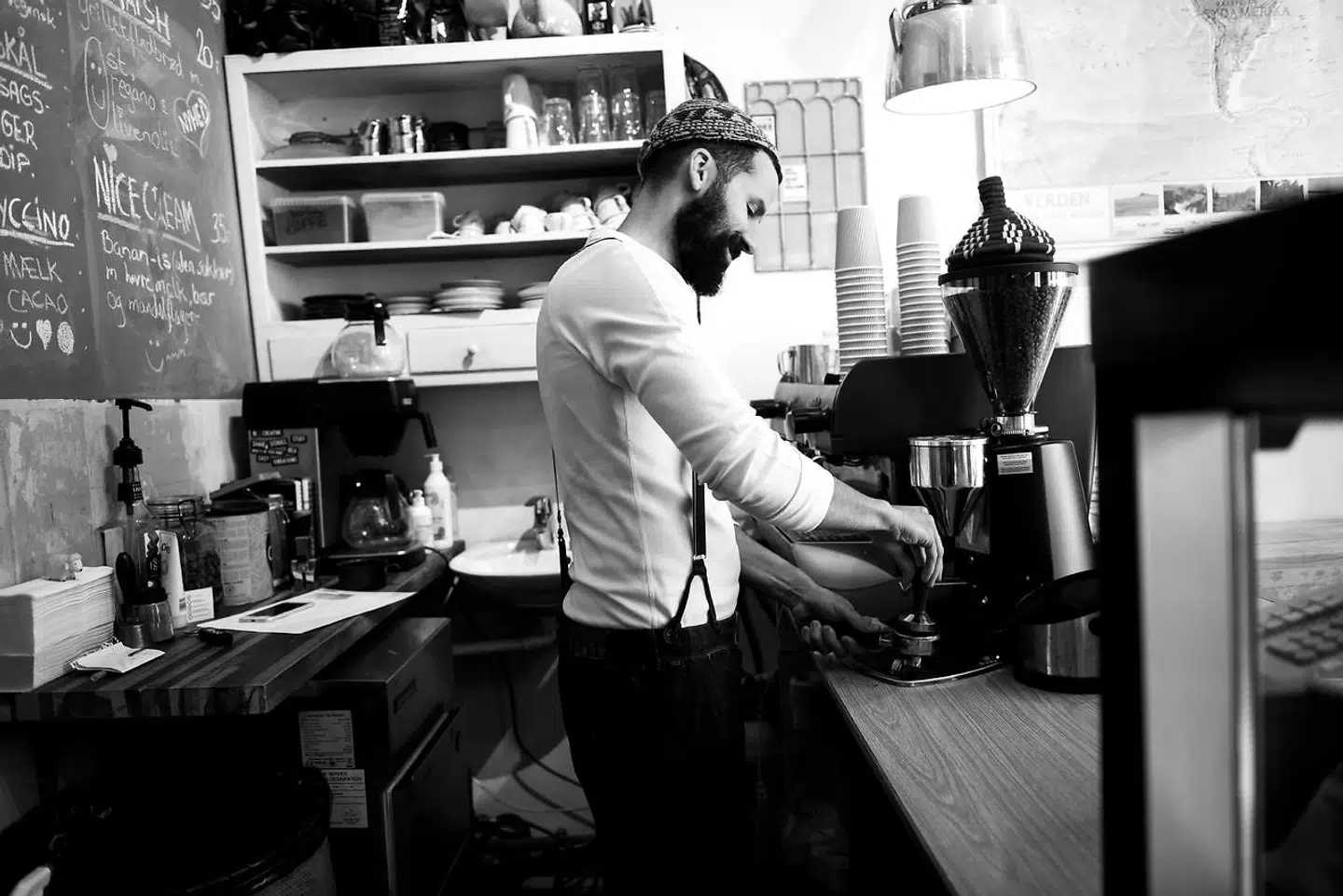 Isam B i sin kaffebar på Nørrebro.