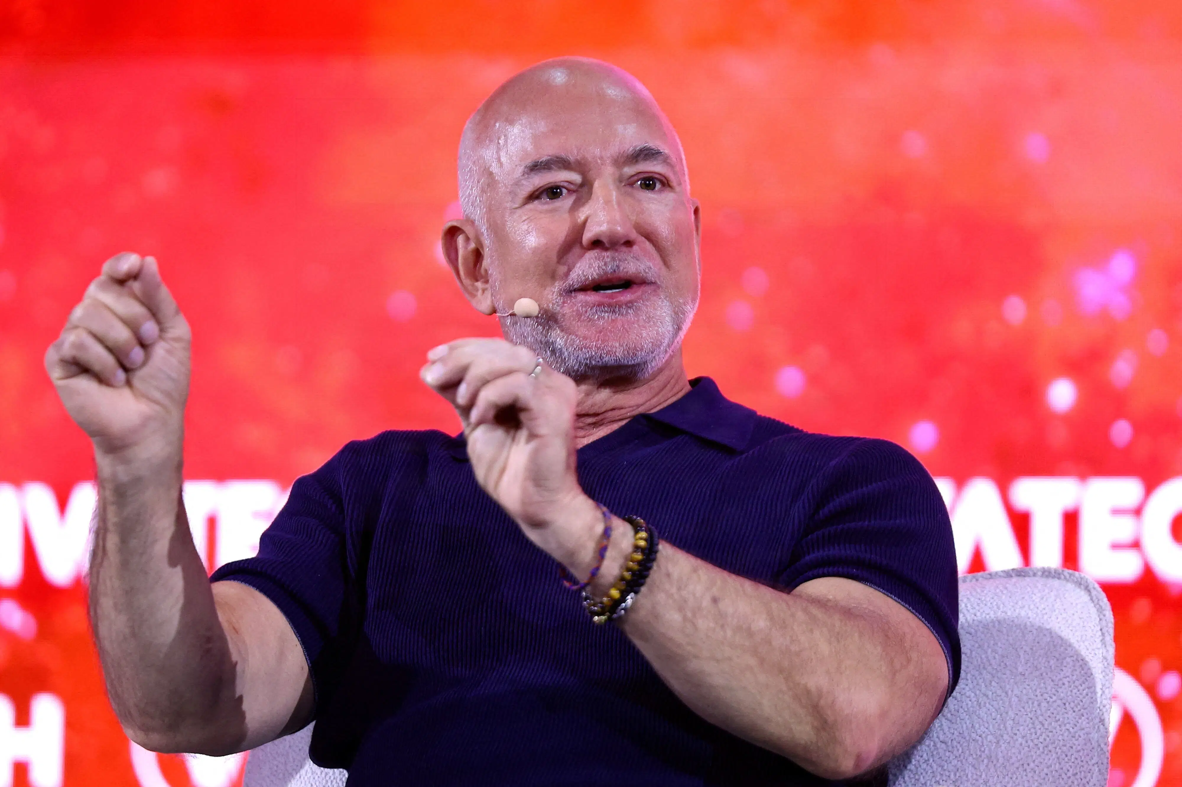 Jeff Bezos bliver medejer af Liverpool