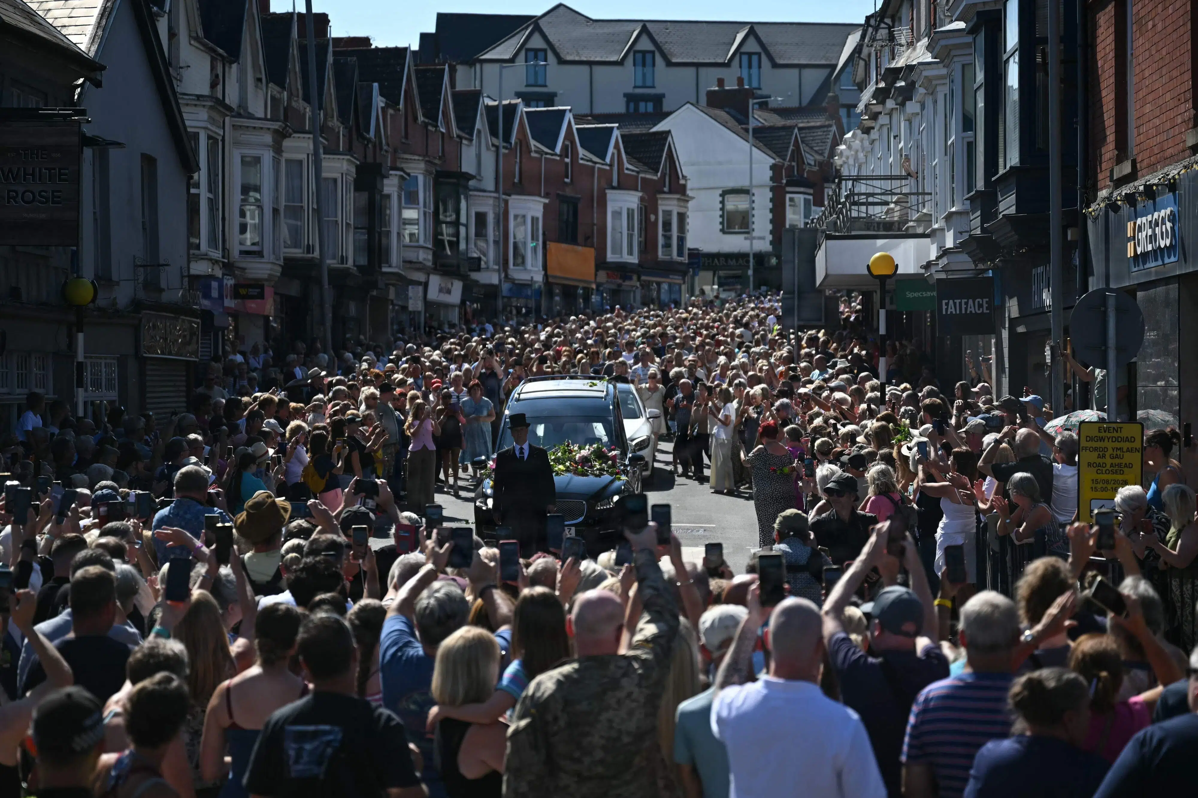 Tusindvis af fans hylder afdøde Bonnie Tyler på gaderne i Wales