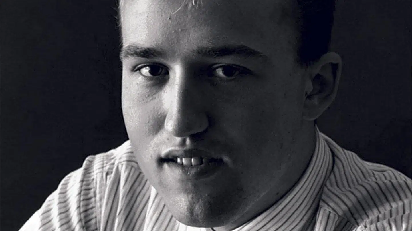 Allerede før sin flugt var den nu mordsigtede Rasmus Kirkegaard Kristiansen i politiets søgelys i forbindelse med økonomisk kriminalitet. Han benyttede blandt andet dæknavnene Aksel C. Jensen, Bent Hansen, Roland Kirk og Preben Niemeyer.