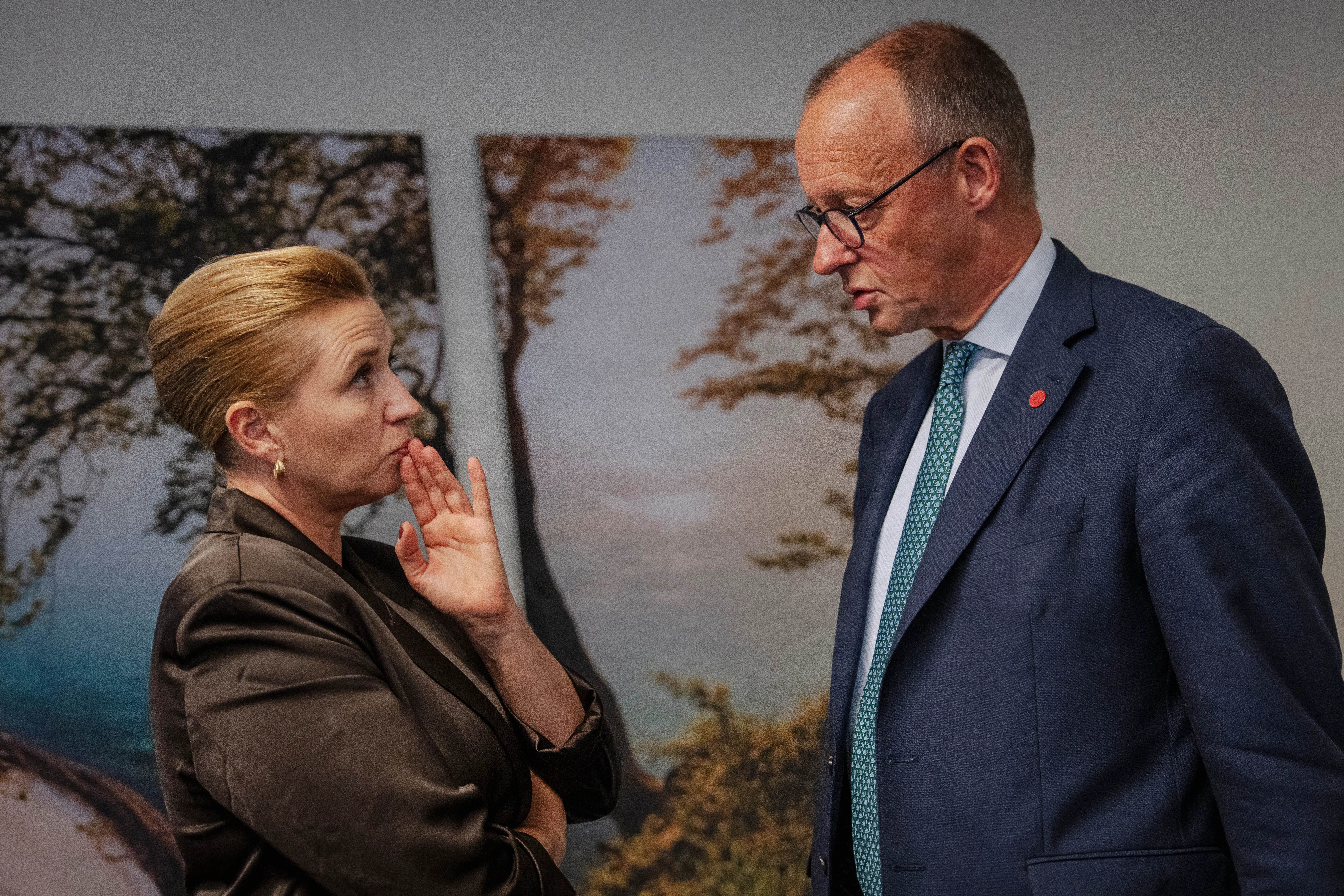 Europas ledere er dybt splittede. Så nu har EU indledt en europaturné for at få bugt med efterårets største hovedpine