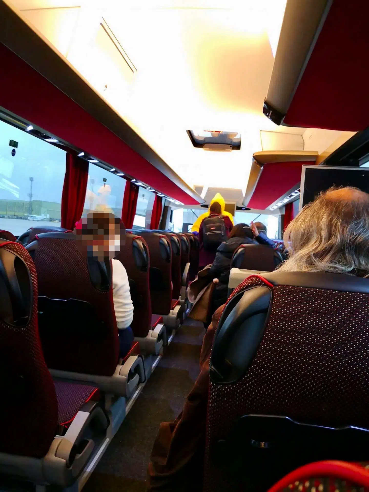 I lufthavnen blev de transporteret direkte til næste fly med bus.