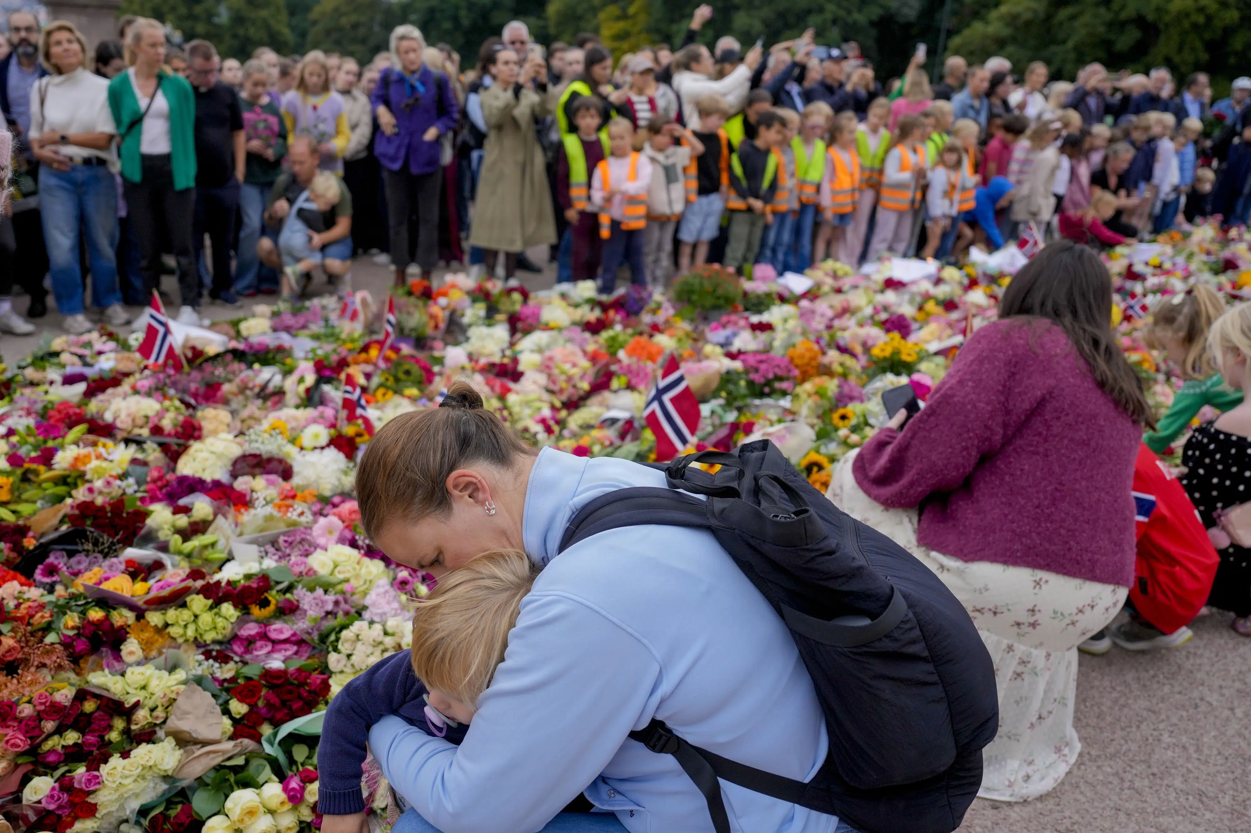 Thousands gather in Oslo to mourn King Harald