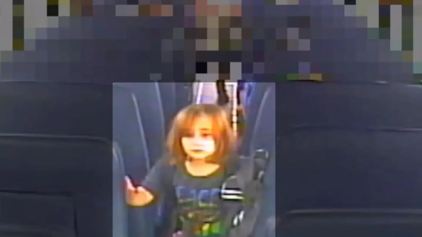 Overvågningsbilleder fra den skolebus, Faye Marie kørte med hjem, viser Faye Marie rejse sig fra sit sæde og gå frem i bussen til chaufføren for derefter at stige af bussen. De billeder offentliggjorde politiet tirsdag som et led i efterforskningen.