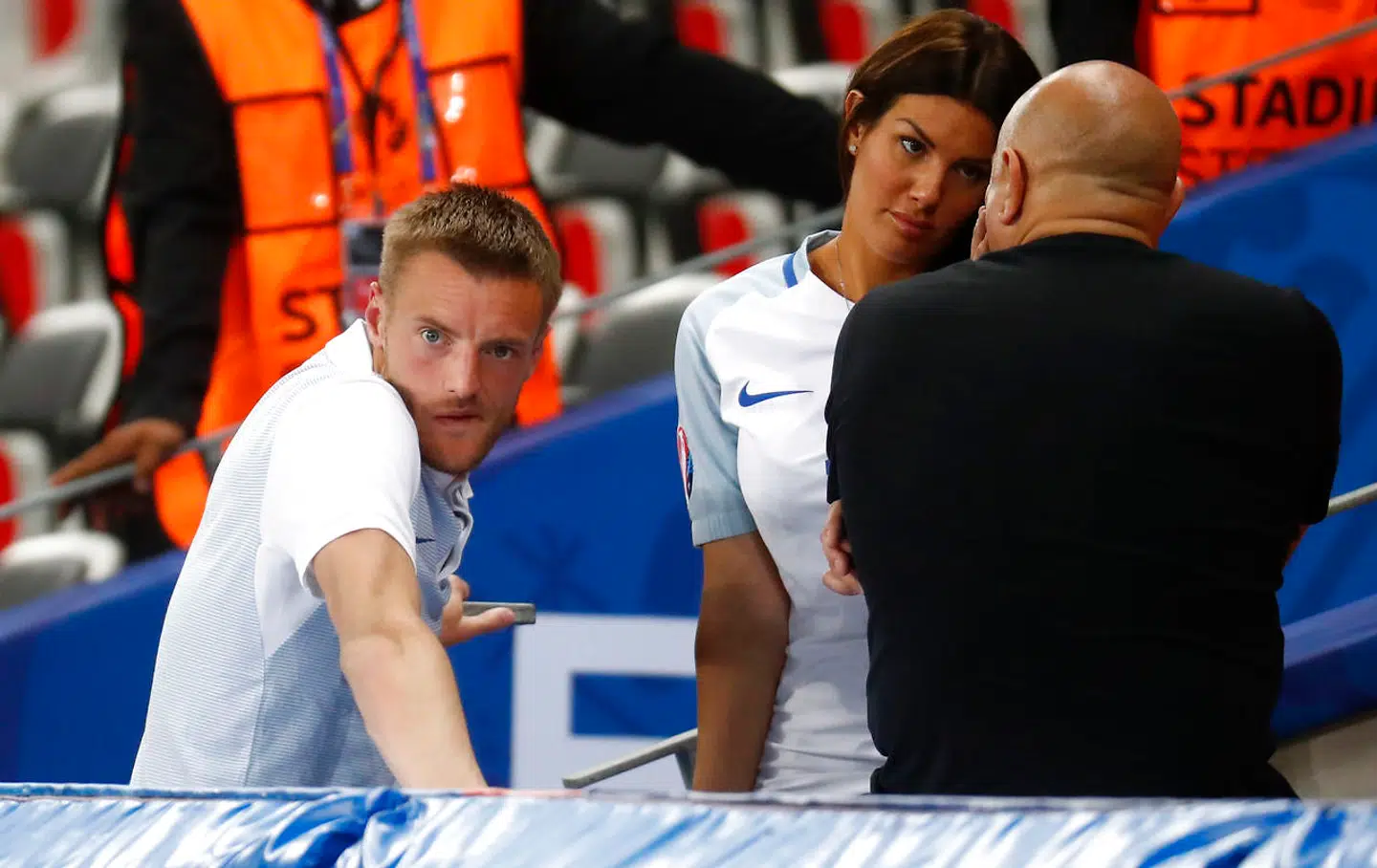 Rebekah Vardy ved siden af sin mand, Jamie Vardy, ved EM 2016.