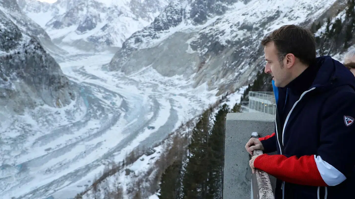 Emmanuel Macron skuer ud over Mer de Glace.
