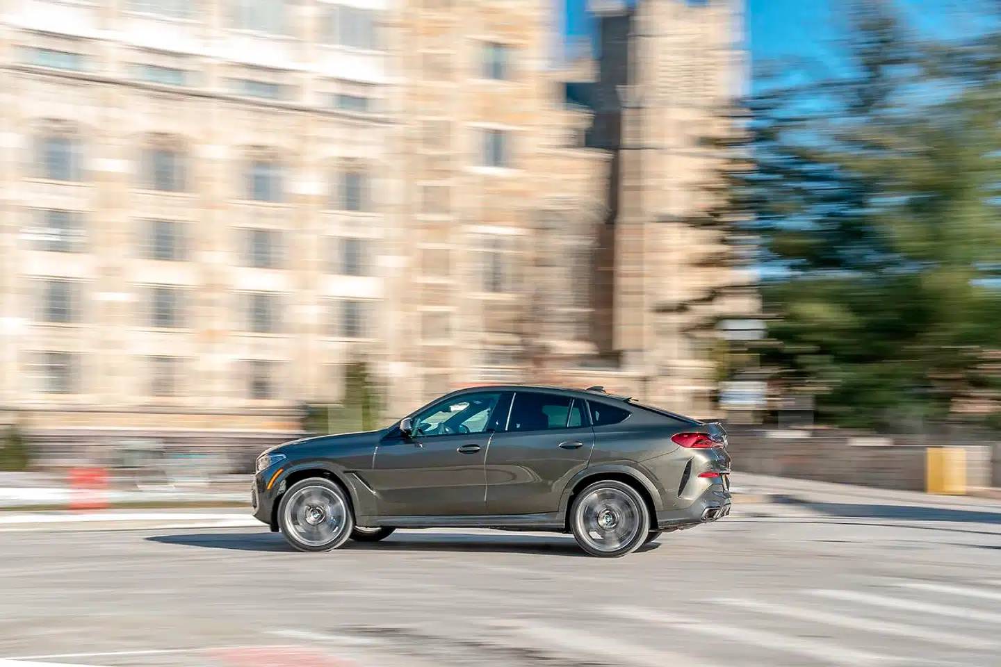 BMW X6 M50i kører med sine 530 hk hurtigt. Også om hjørner. Men konceptet med en coupéformet SUV synes stadigvæk selvmodsigende som salt chokolade eller alkoholfri øl.